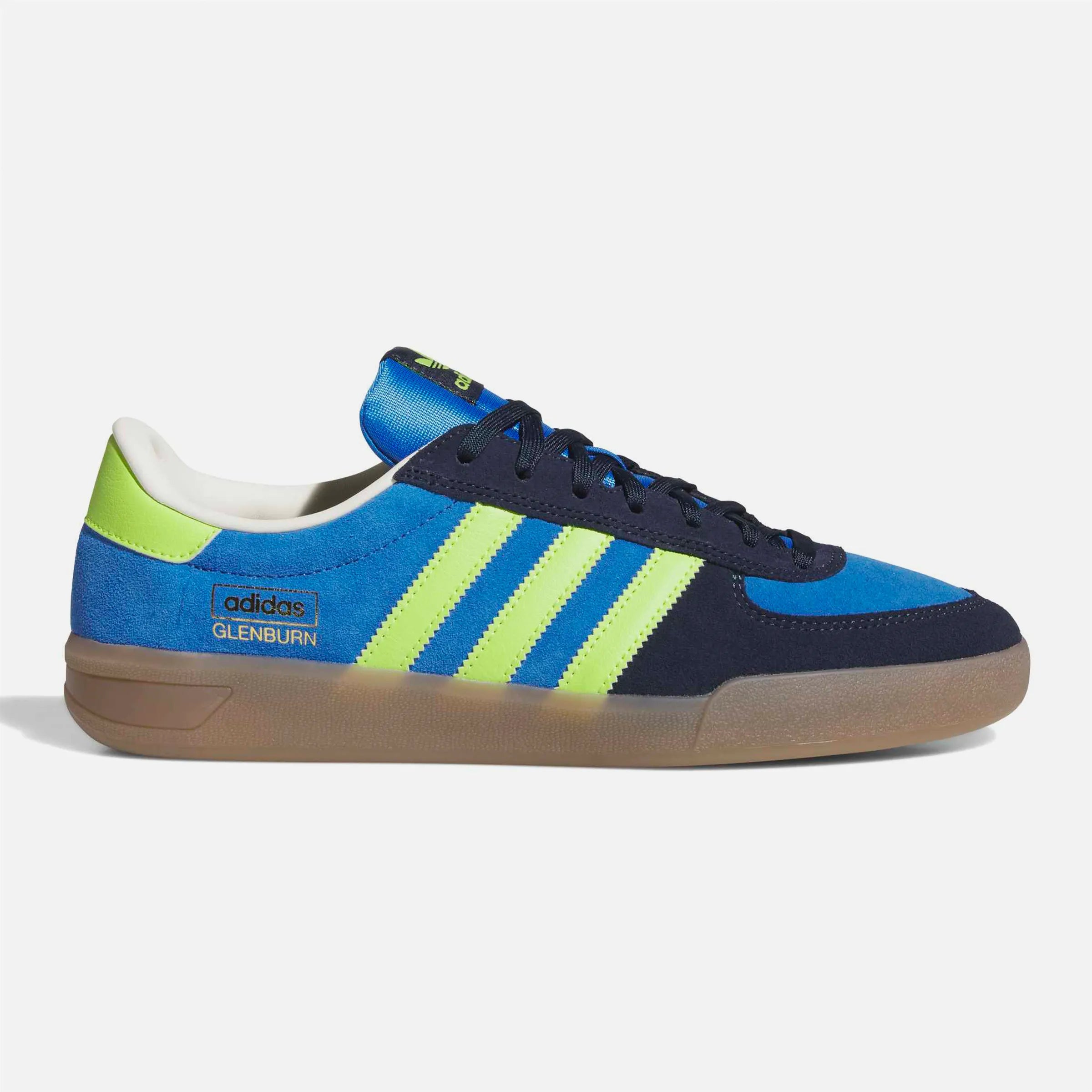 Vue de profil Adidas Glenburn montrant le mélange suède et nylon.