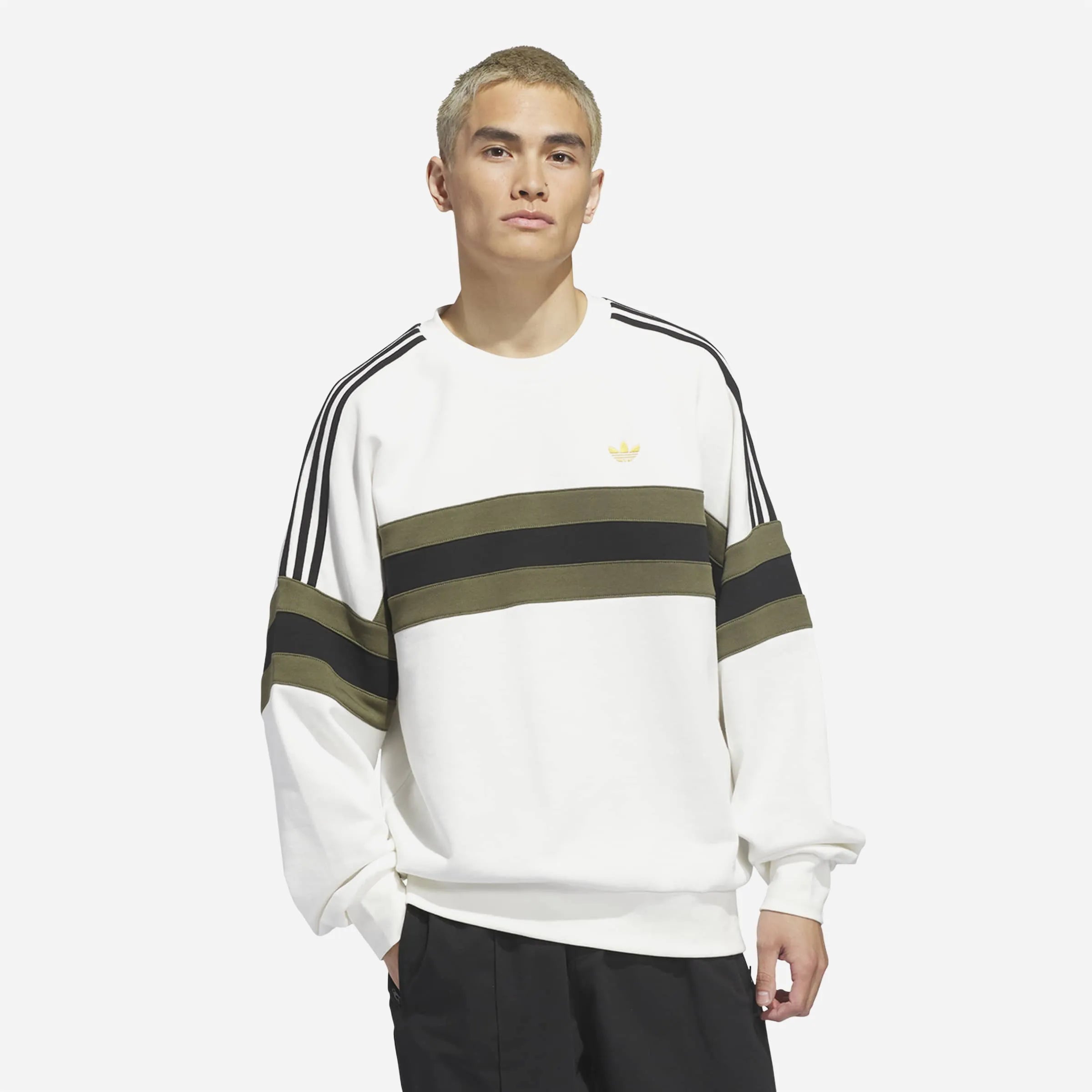 Homme portant le sweat Adidas OG Crew blanc et olive coupe large.