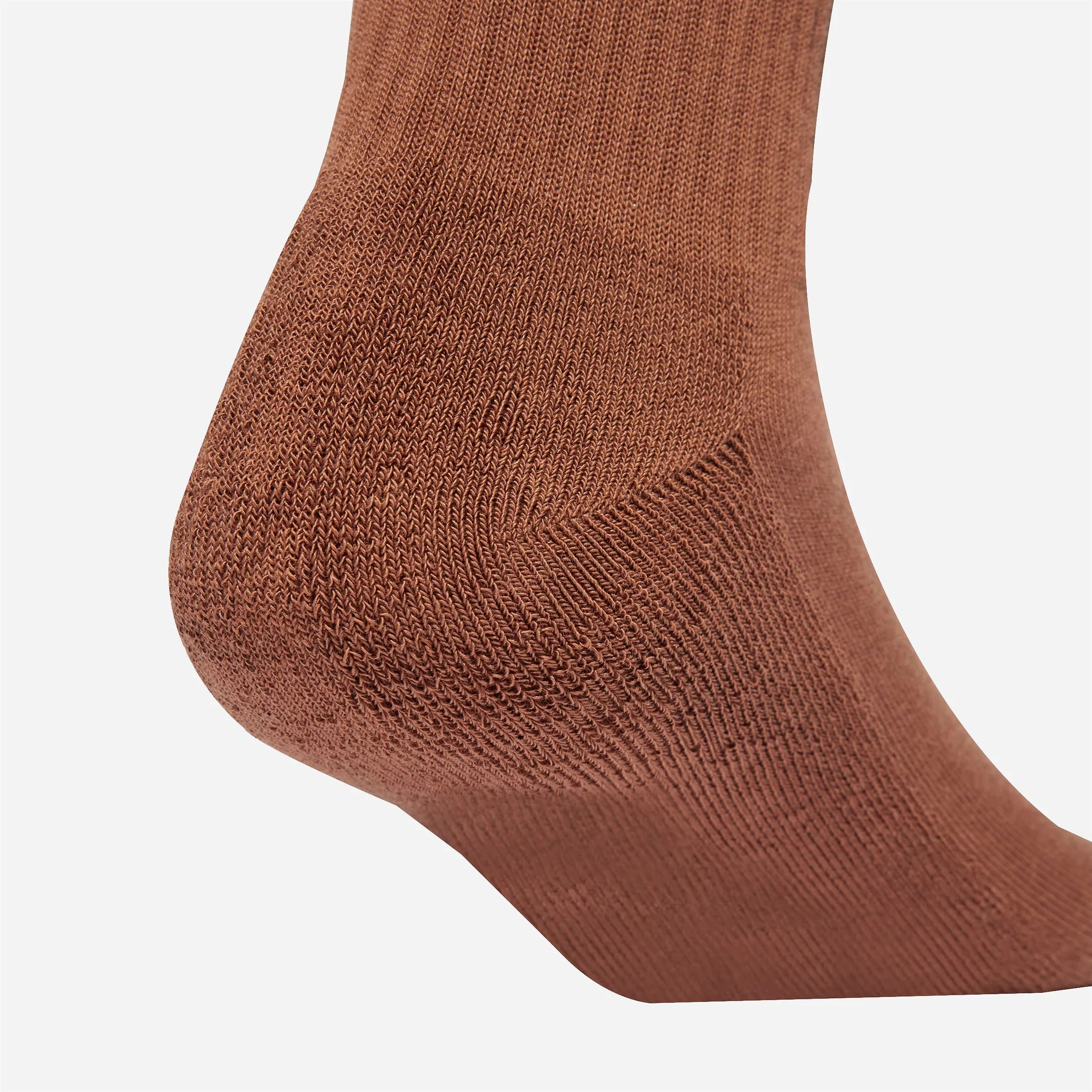 Zoom sur le talon renforcé et le tissage confortable de la chaussette Adidas.