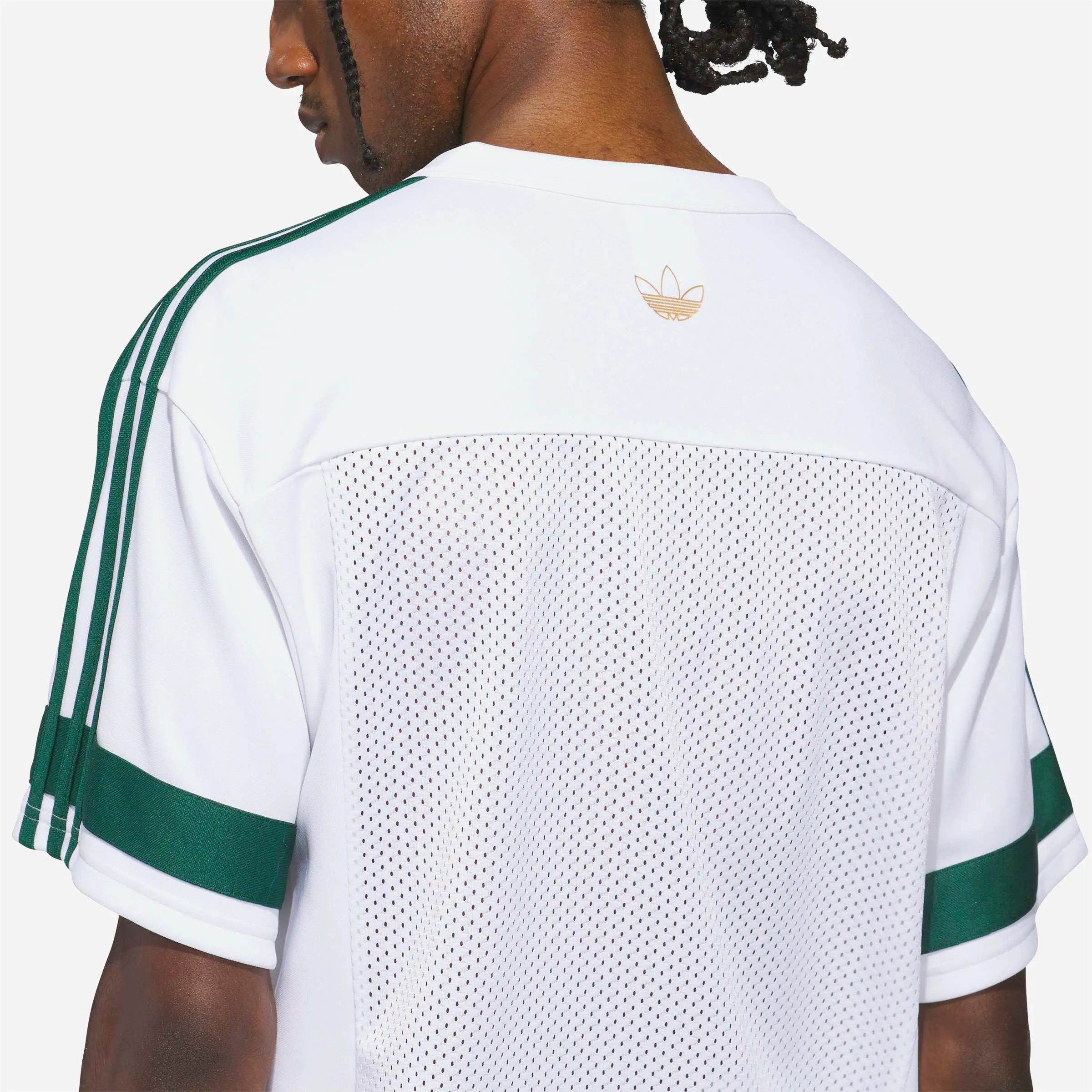 Zoom sur la texture mesh respirante au dos du maillot Adidas Tyshawn.