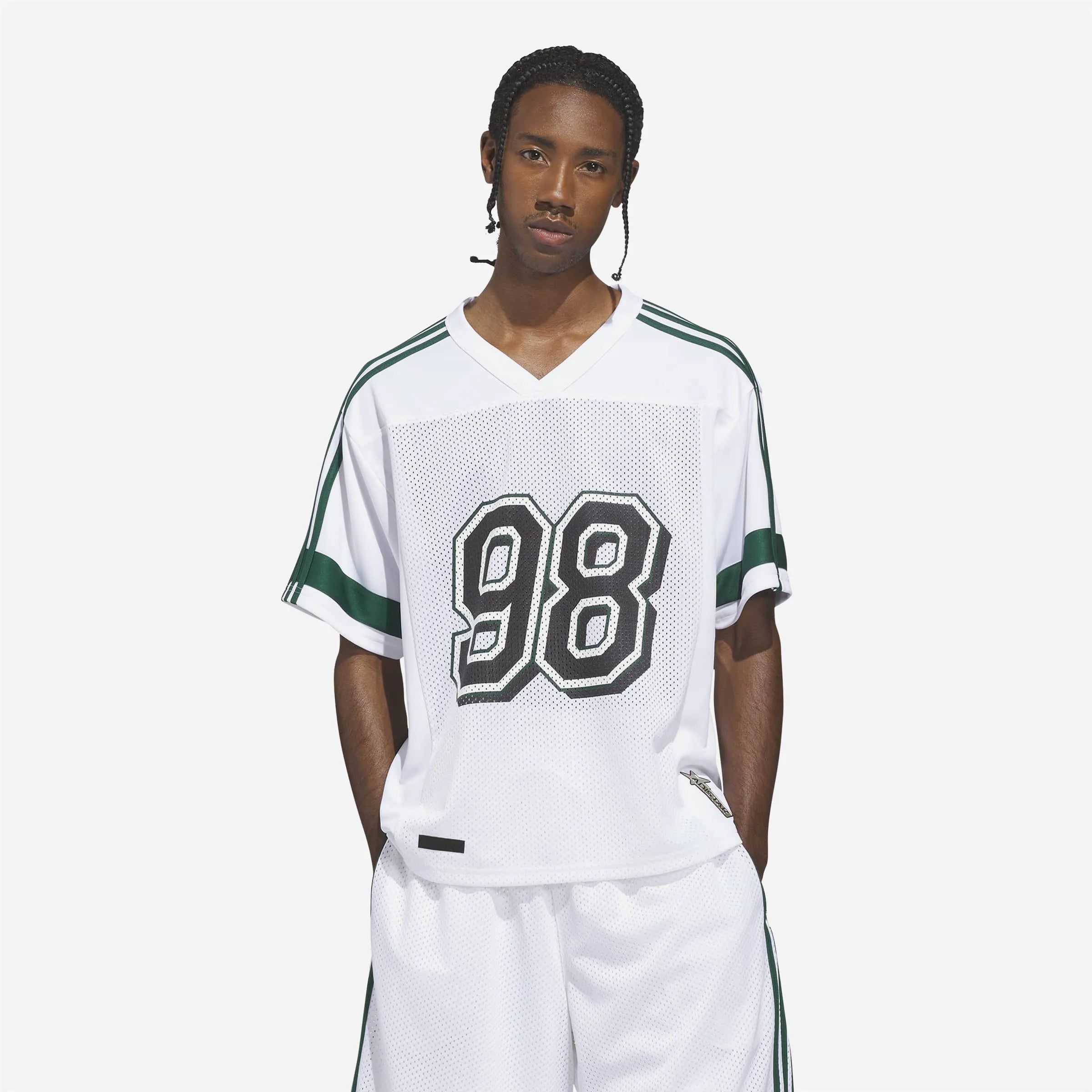 Homme portant le maillot Adidas Tyshawn Jersey blanc style foot US.