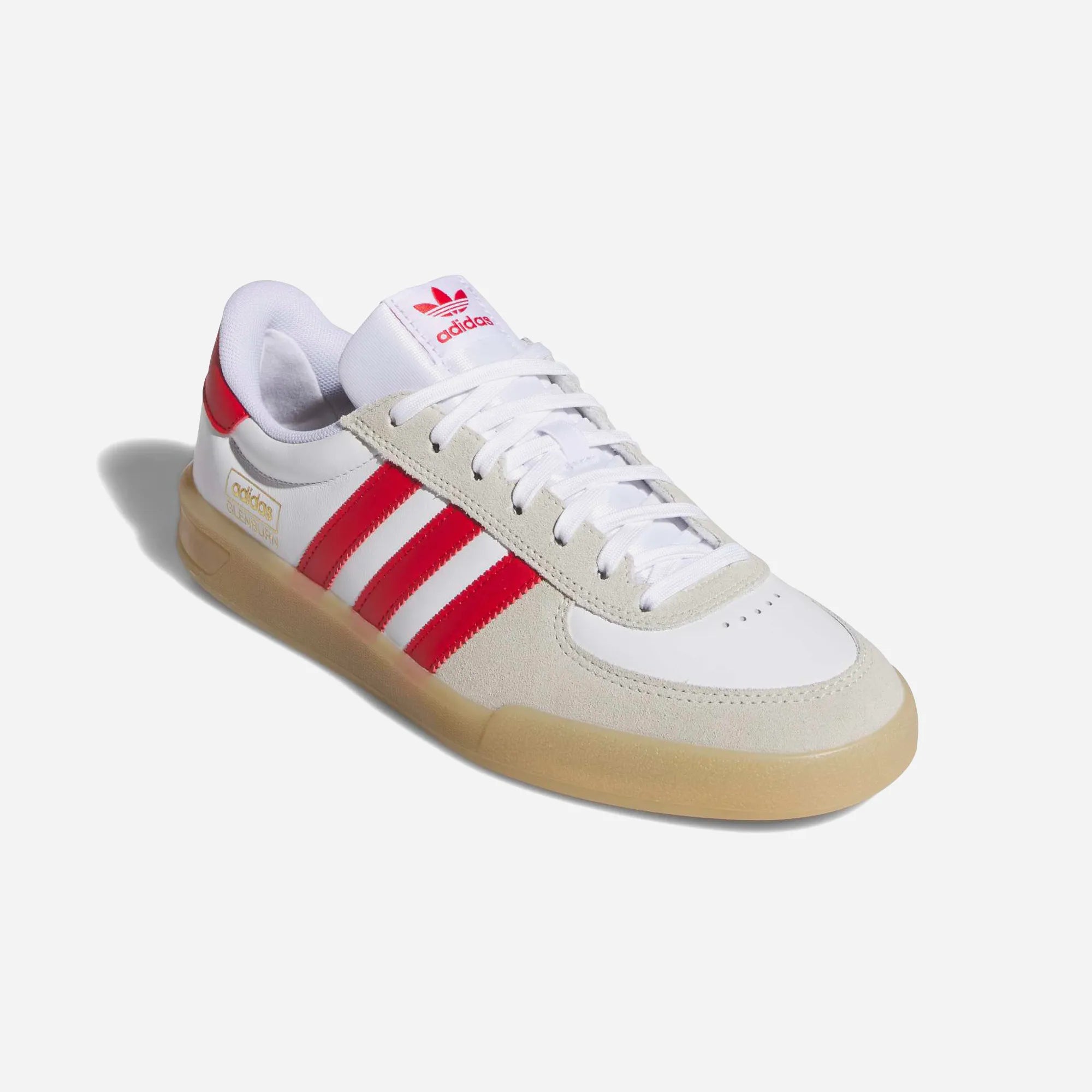 Sneakers de skate Adidas Glenburn en cuir blanc et daim avec bandes rouges.