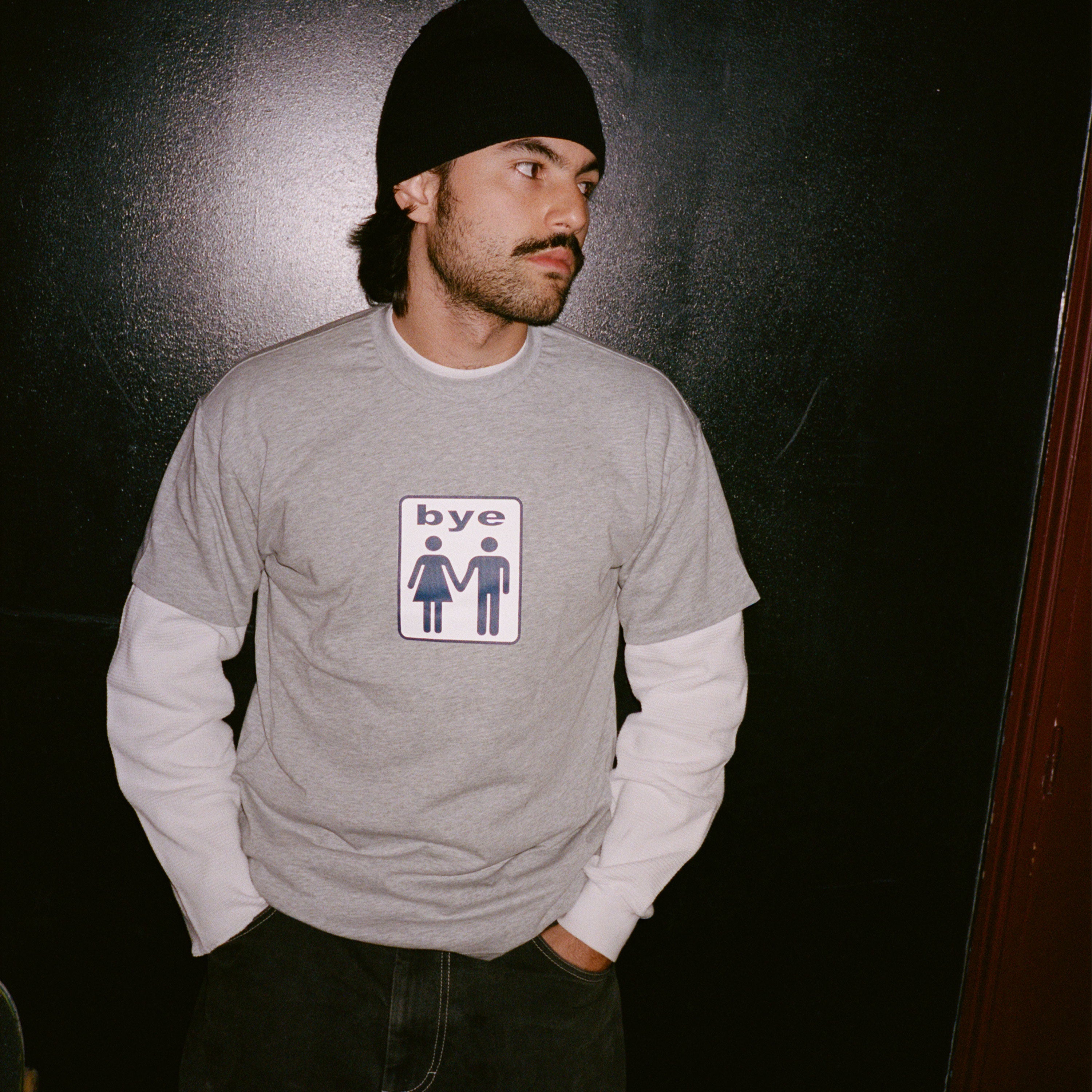 Lookbook du T-shirt à manches courtes gris chiné de la marque Bye Jeremy, modèle Couple Tee.