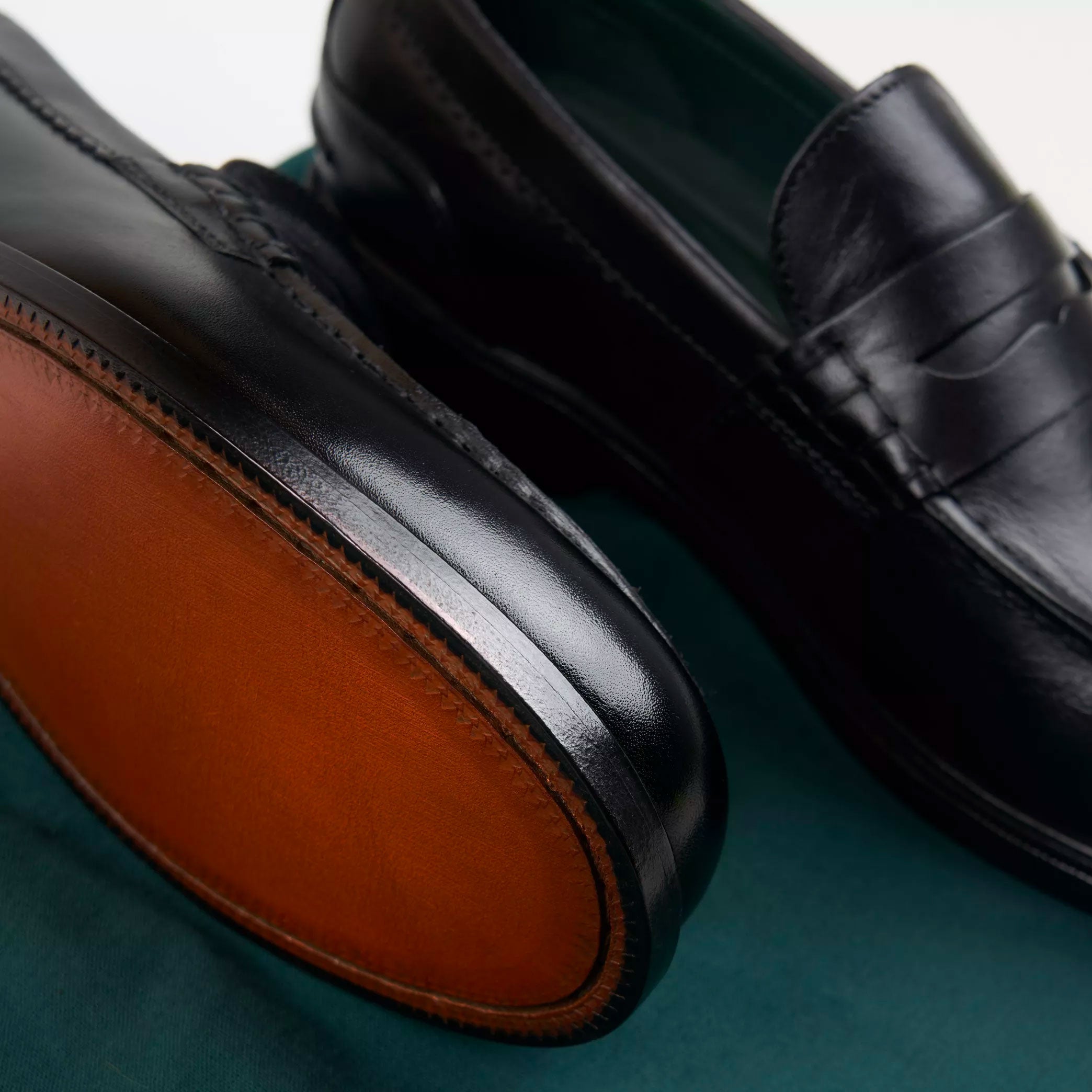 CLARKS ORIGINALS - Craft James Lo Loafer - Black Leather