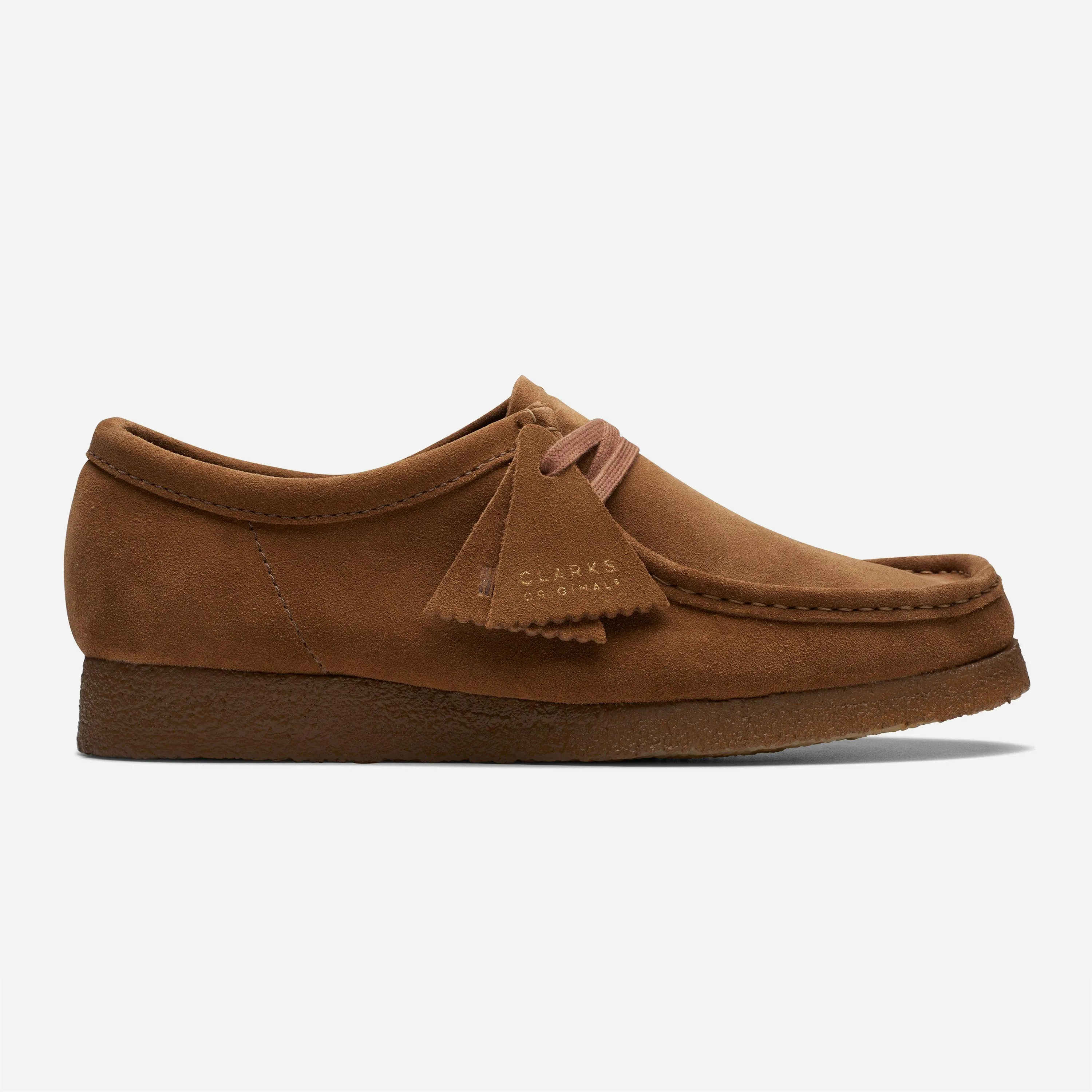 Outer profile of the Clarks Wallabee Cola shoe showing the natural rubber crepe sole and tonal fobs.