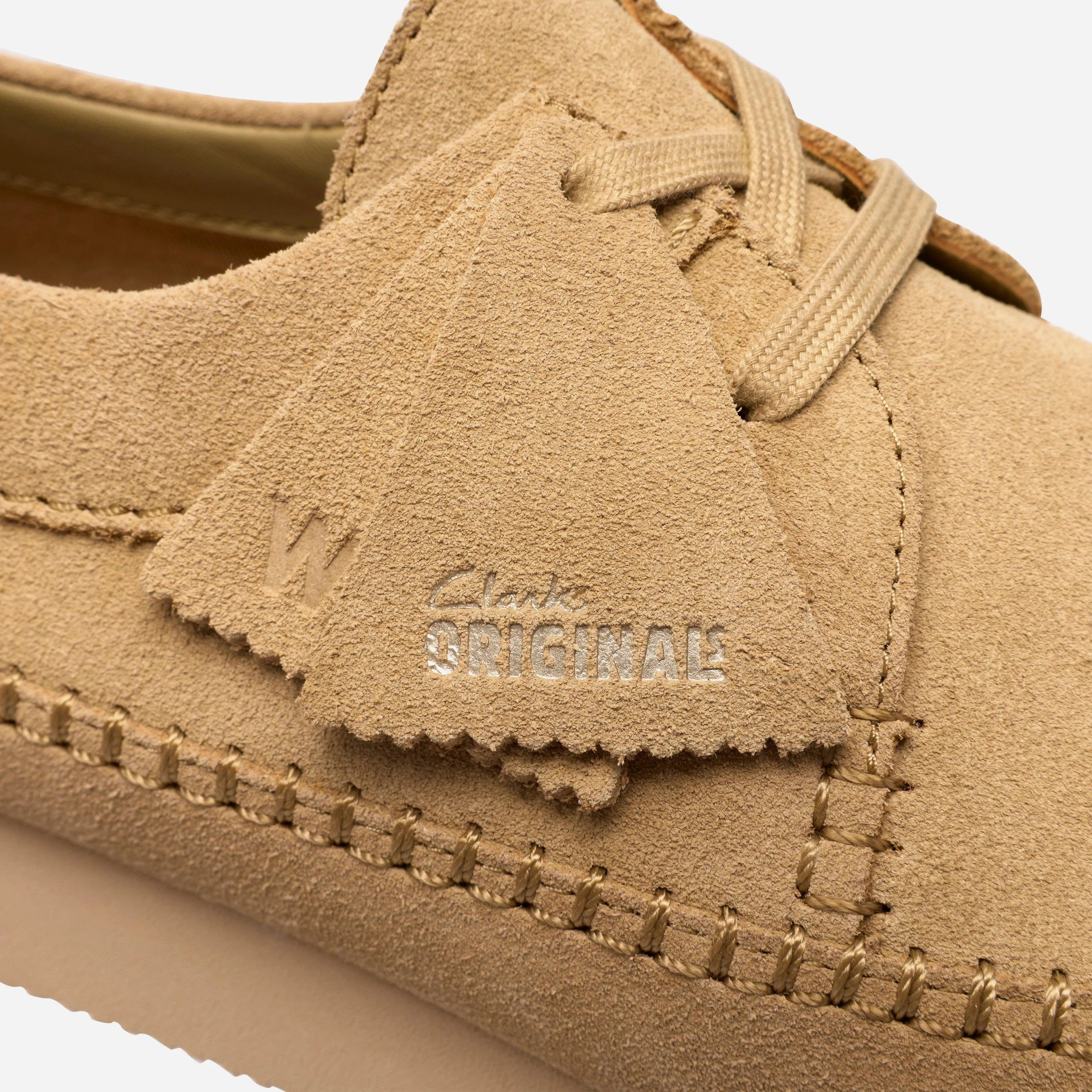 Gros plan sur la texture du daim Maple et les porte-clés Clarks Originals.