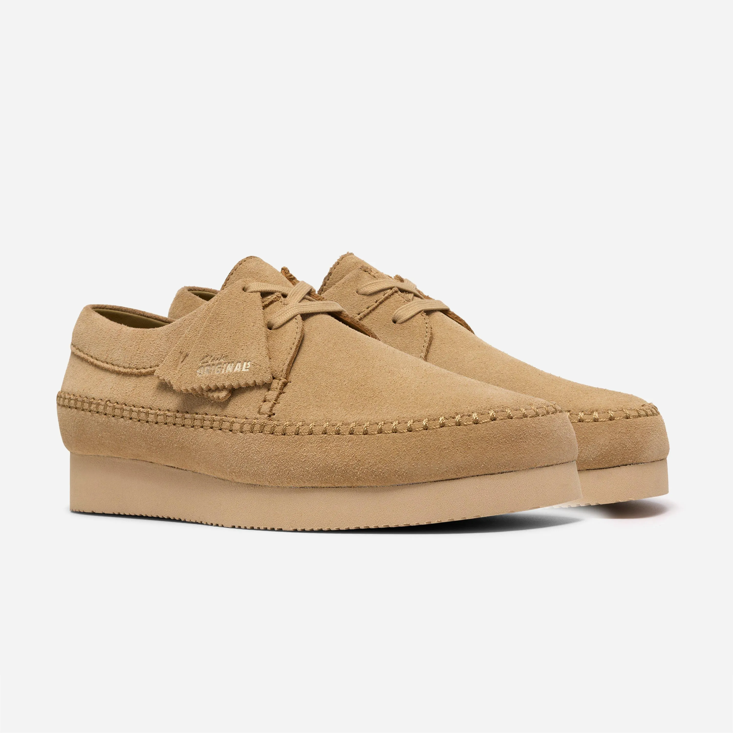 Chaussures Clarks Weaver en daim beige Maple avec semelle crantée Vibram.