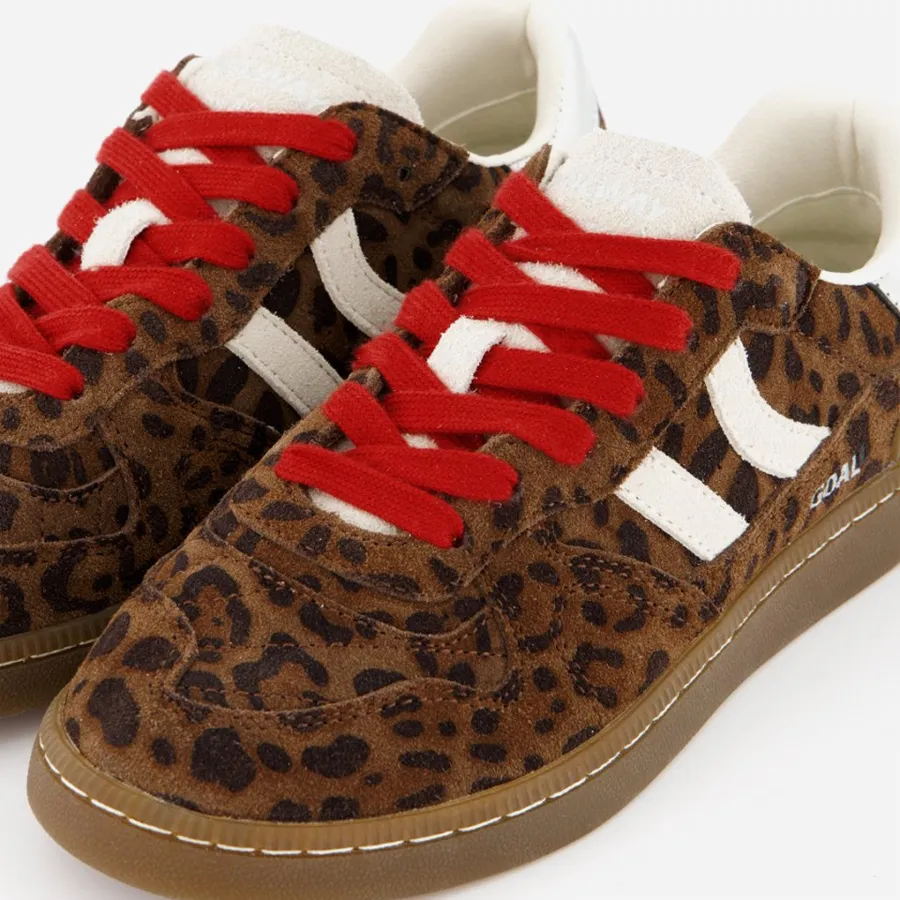 Gros plan sur le cuir suédé premium à motif léopard, le bout renforcé et les lacets de la chaussure Coolway.