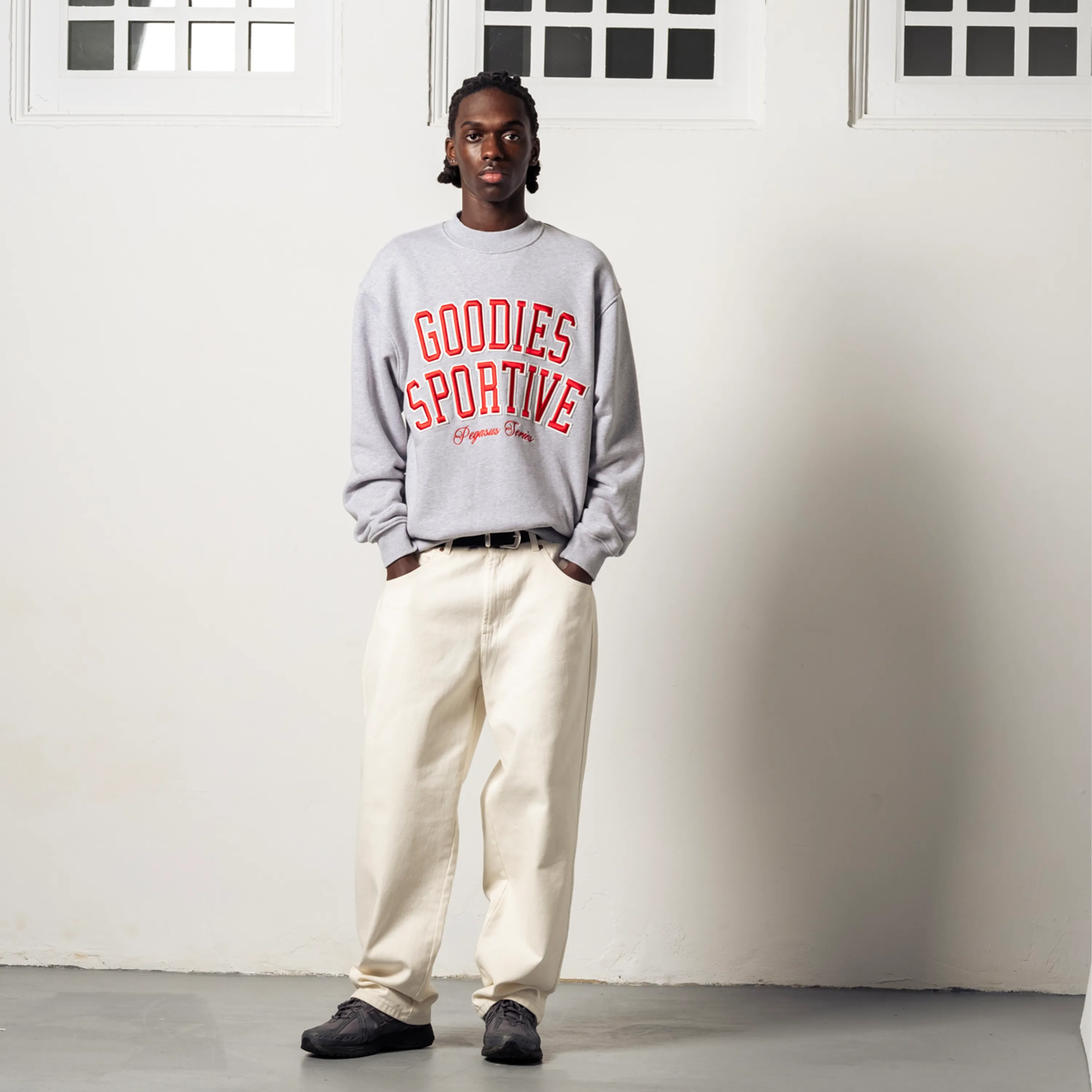 Streetwear outfit with grey Goodies Sportive sweatshirt and ecru wide-leg trousers.