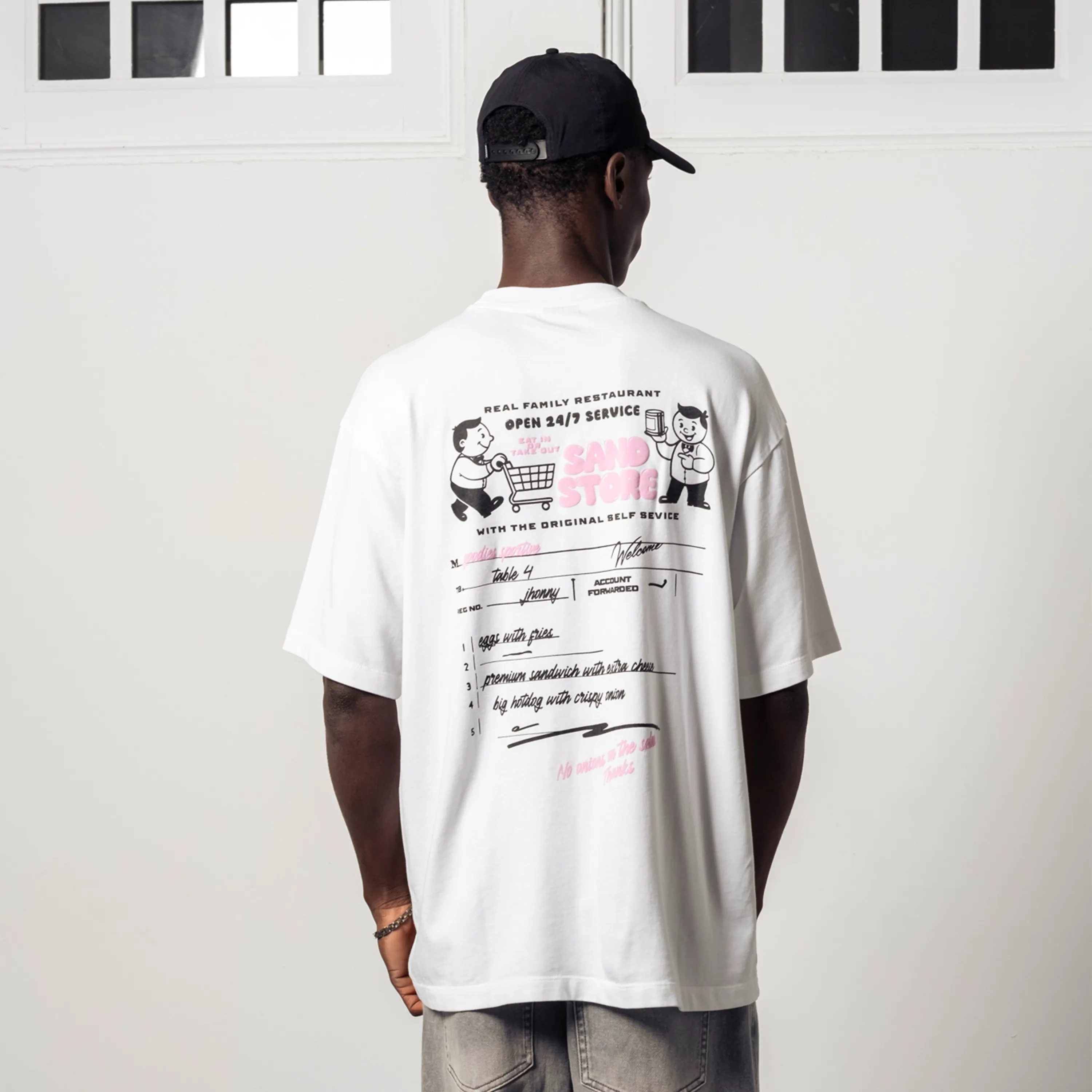 ue arrière homme portant le t-shirt Goodies Sportive motif Sand Store.