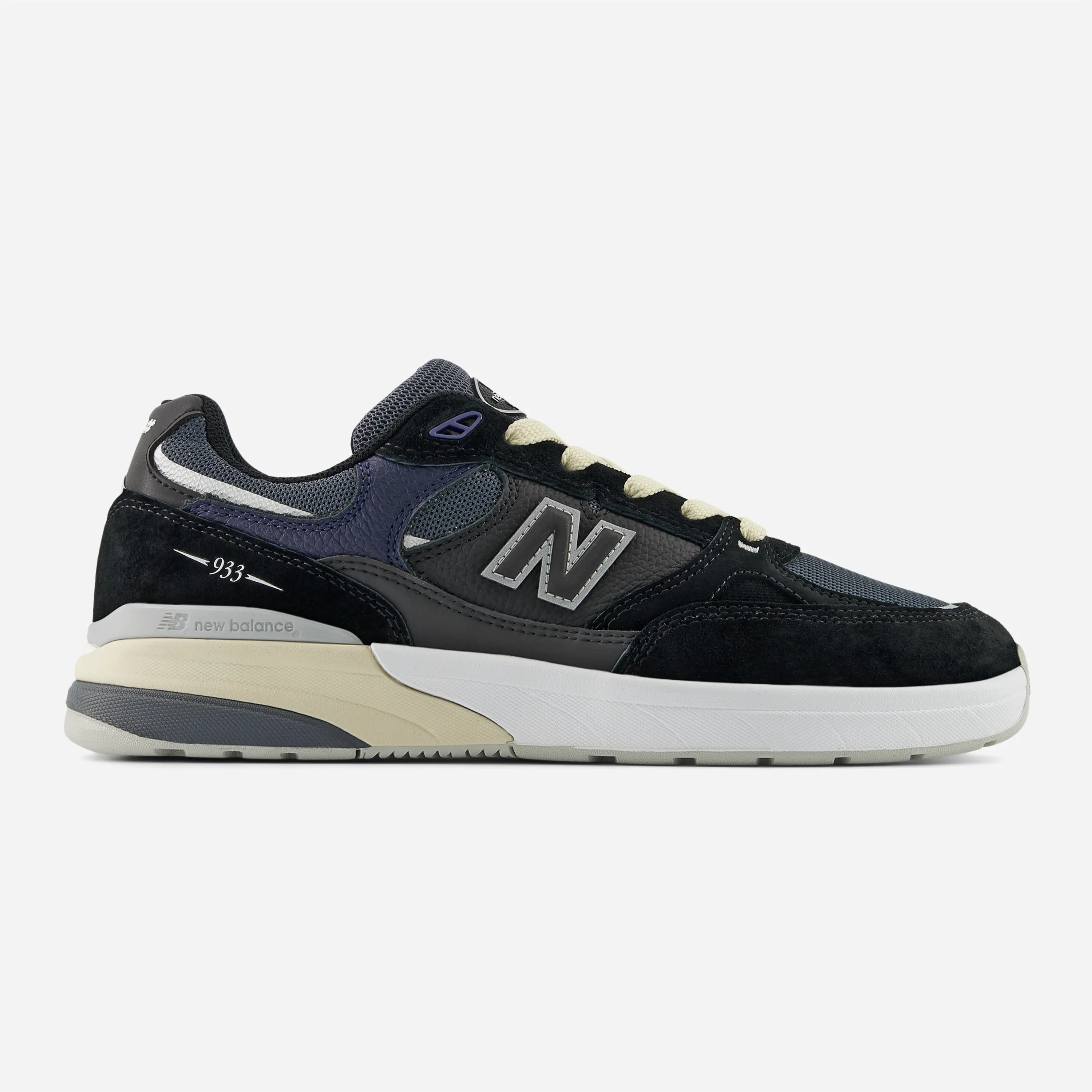 Vue de profil New Balance 933 montrant le mélange suède noir et mesh bleu.