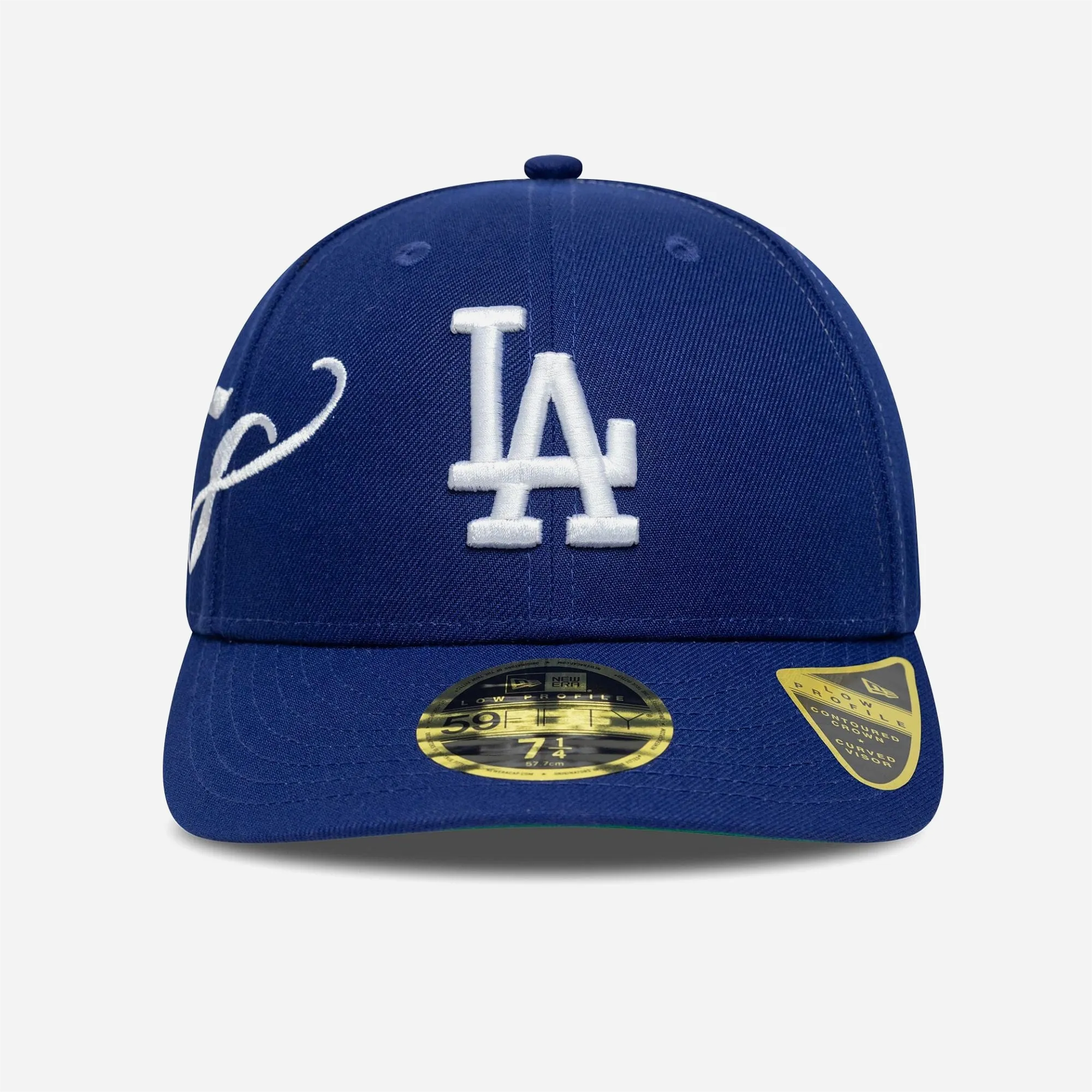 Logo LA blanc brodé sur casquette bleue New Era Low Profile.