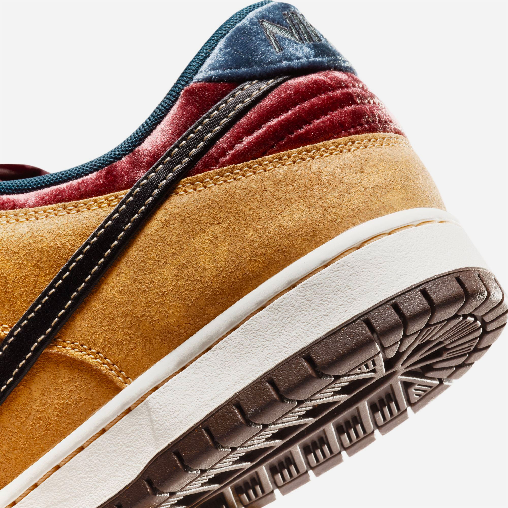 NIKE SB - DUNK LOW PRO - Celestial Gold / Black Dark / Team Red