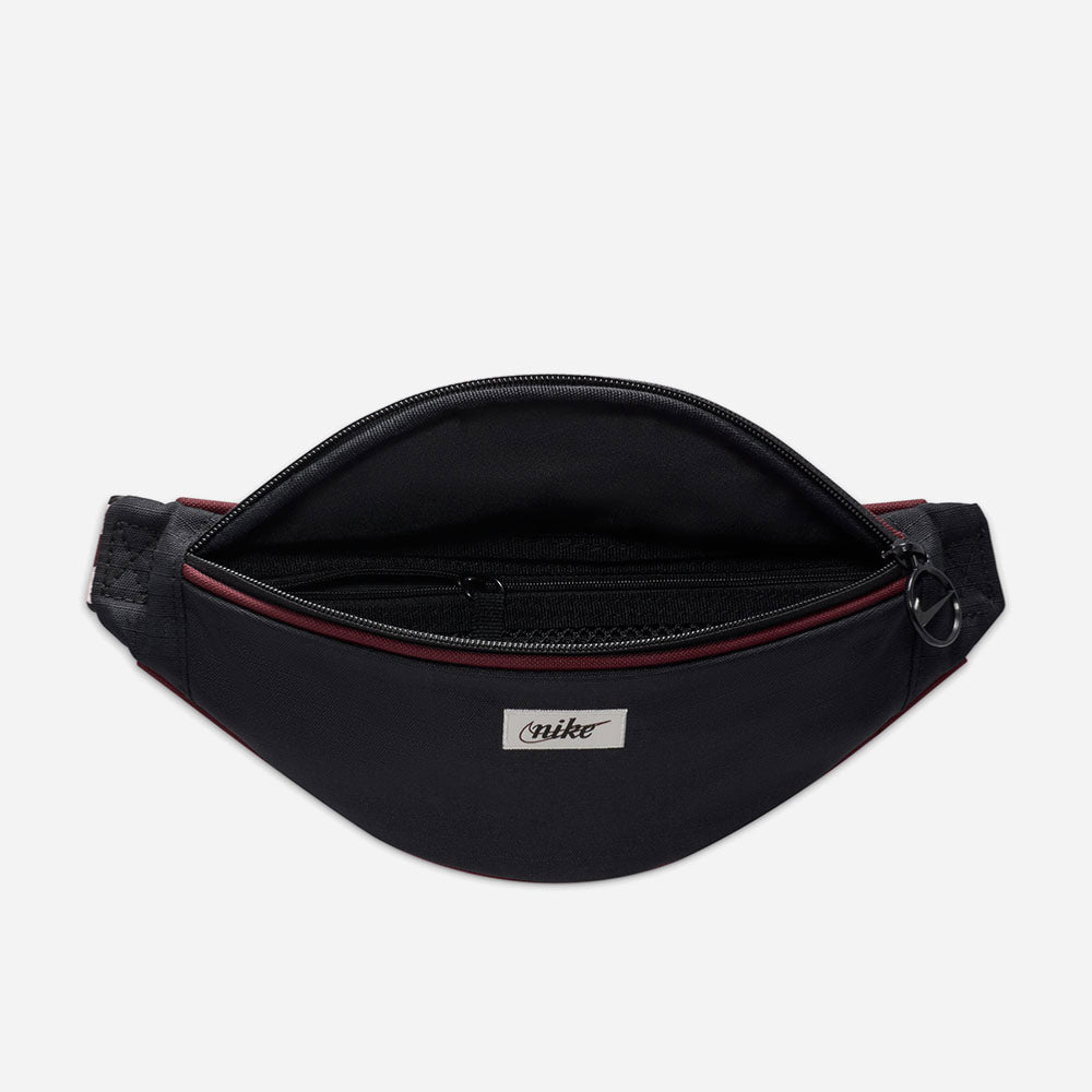 NIKE - HERITAGE S WAISTPACK RETRO - BLACK-SAIL-NIGHT MAROON