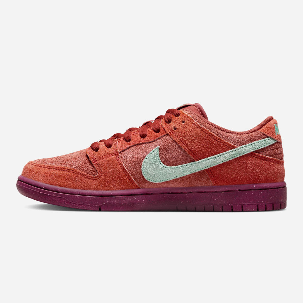 NIKE SB - DUNK LOW PRO PRM - Mystic Red - Emerald Rise - Rugged Orange