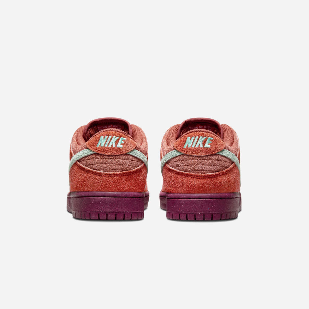 NIKE SB - DUNK LOW PRO PRM - Mystic Red - Emerald Rise - Rugged Orange