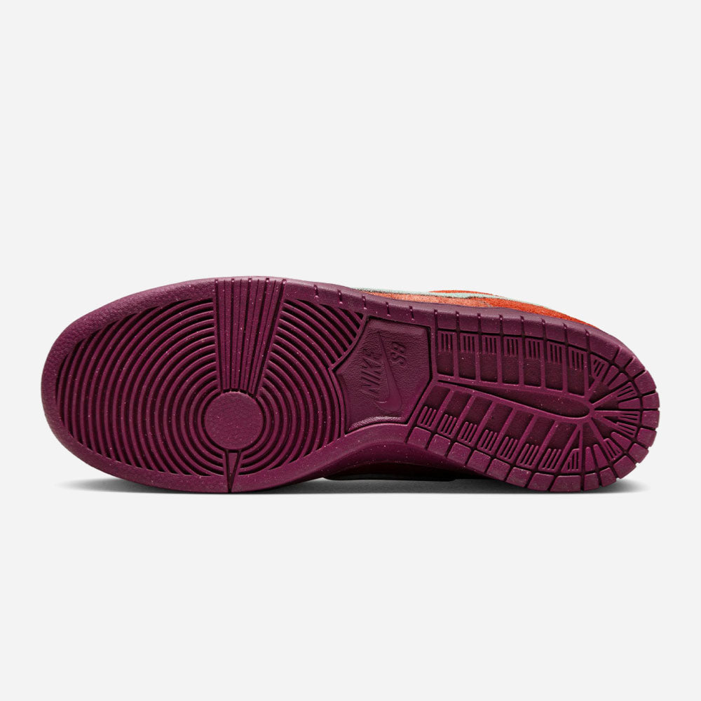 NIKE SB - DUNK LOW PRO PRM - Mystic Red - Emerald Rise - Rugged Orange