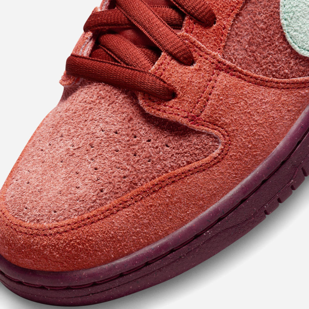 NIKE SB - DUNK LOW PRO PRM - Mystic Red - Emerald Rise - Rugged Orange