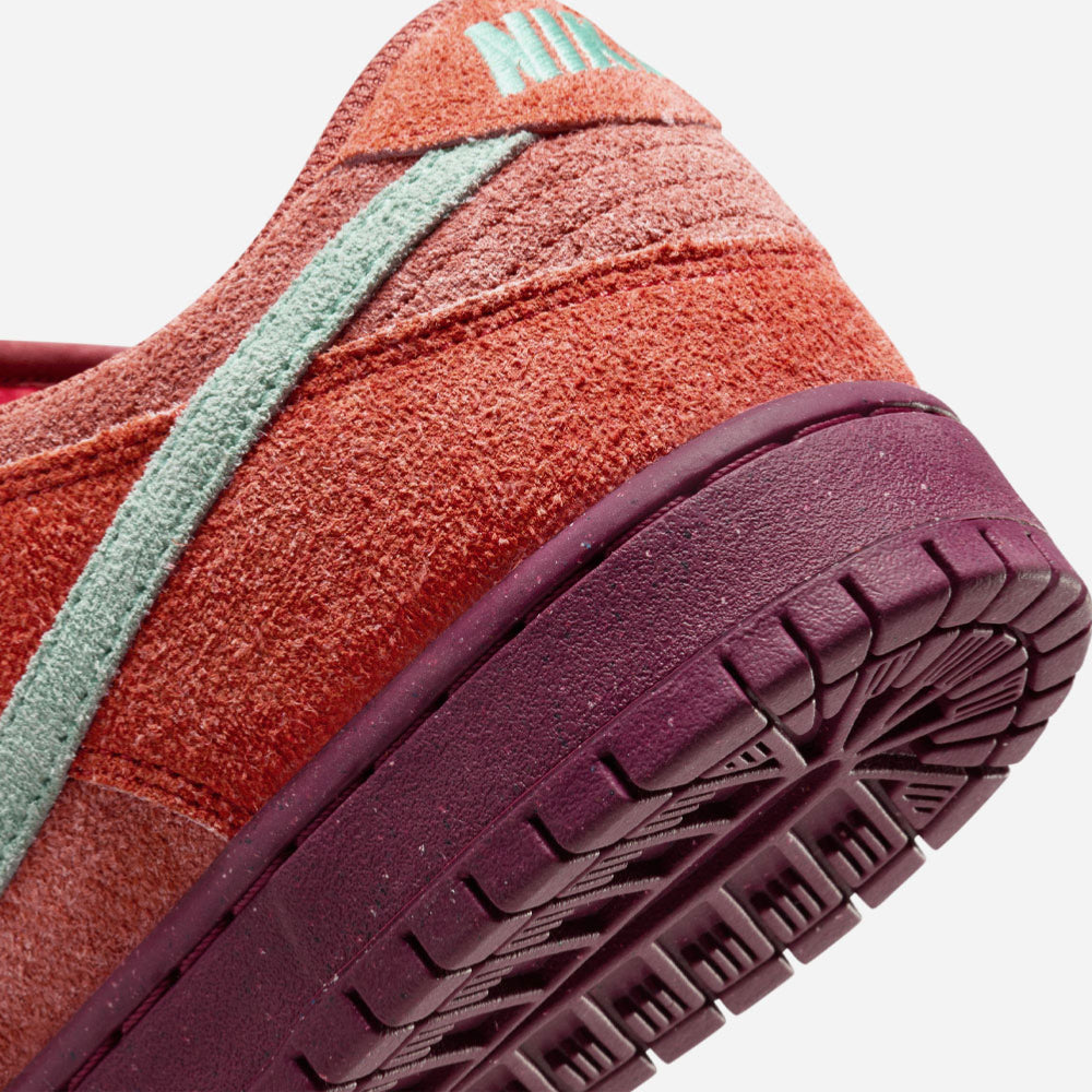 NIKE SB - DUNK LOW PRO PRM - Mystic Red - Emerald Rise - Rugged Orange