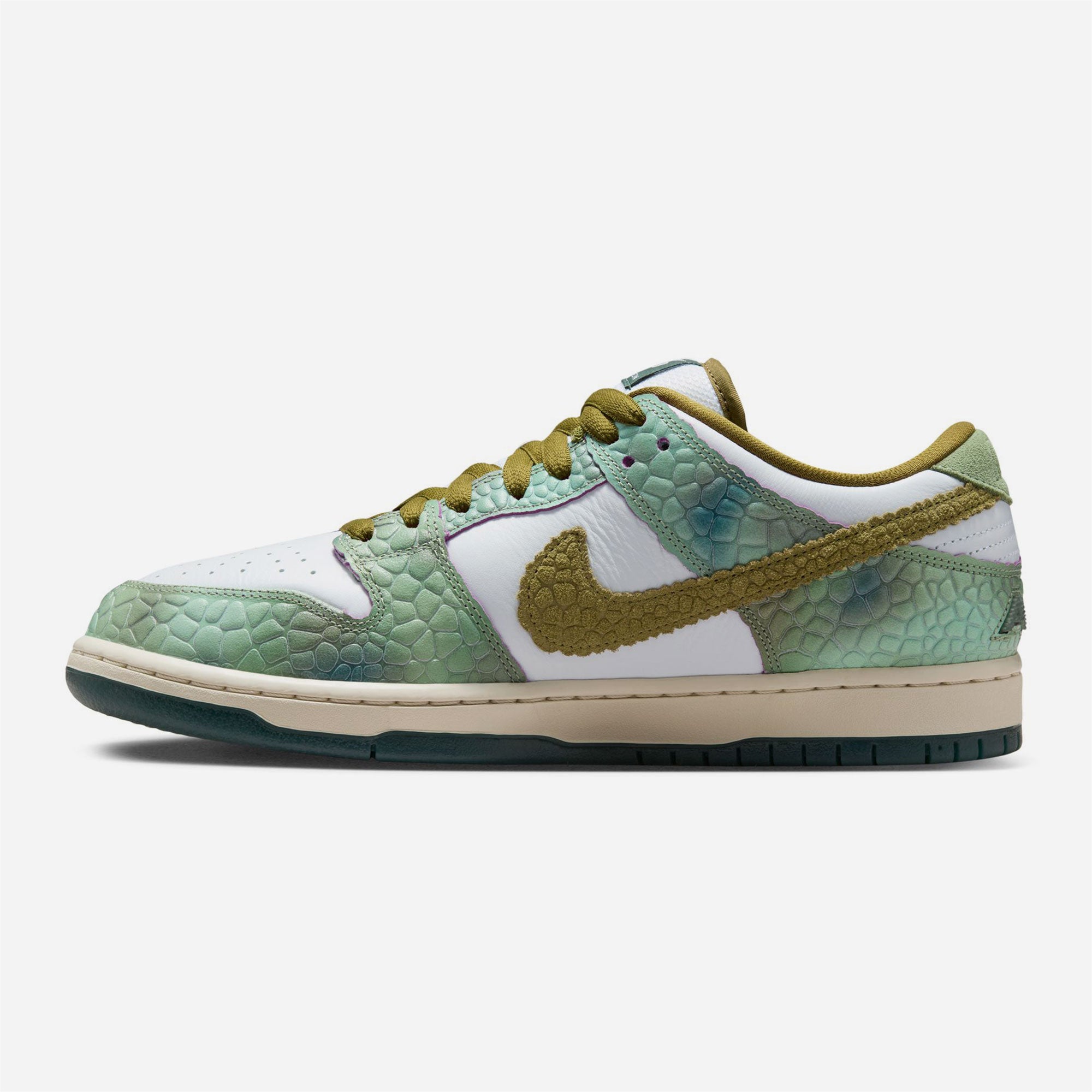 Nike Sb x Alexis Sablone - Dunk Low Pro "Chameleon" - Oil Green / Desert Moss - White