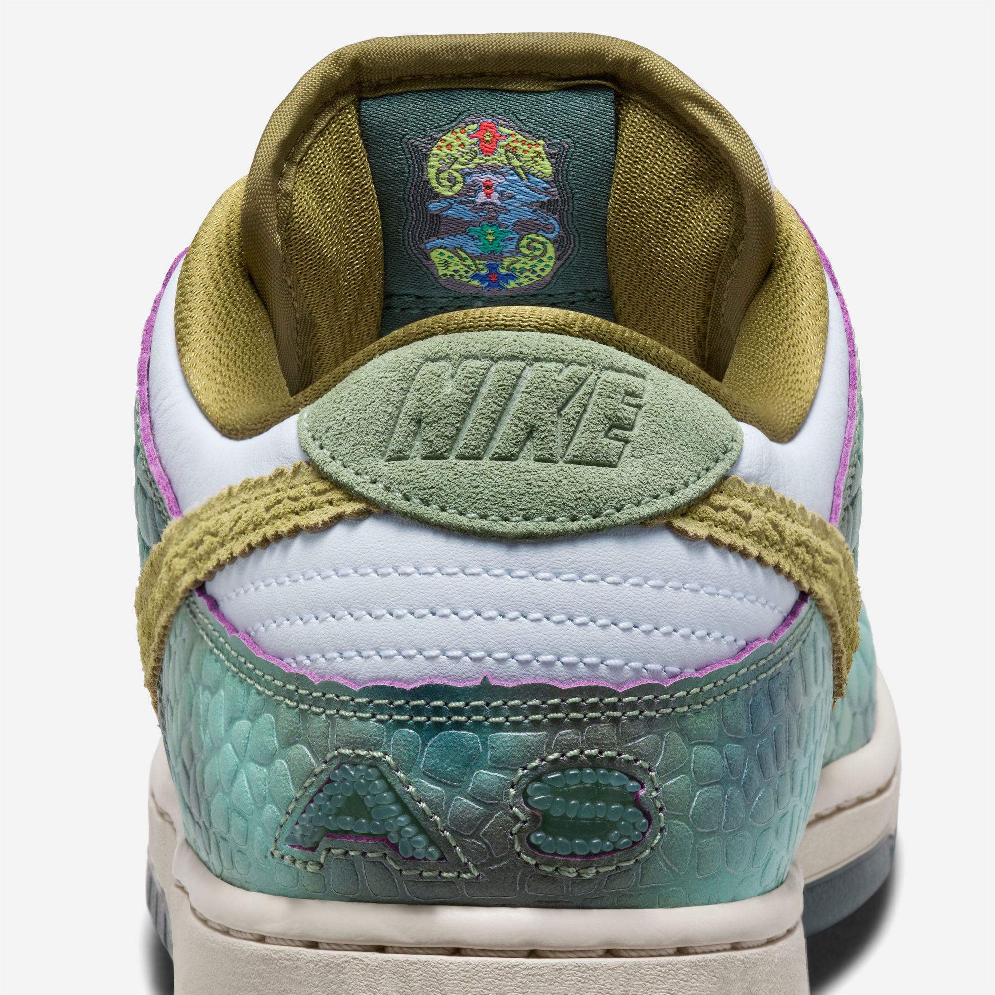 Nike Sb x Alexis Sablone - Dunk Low Pro "Chameleon" - Oil Green / Desert Moss - White