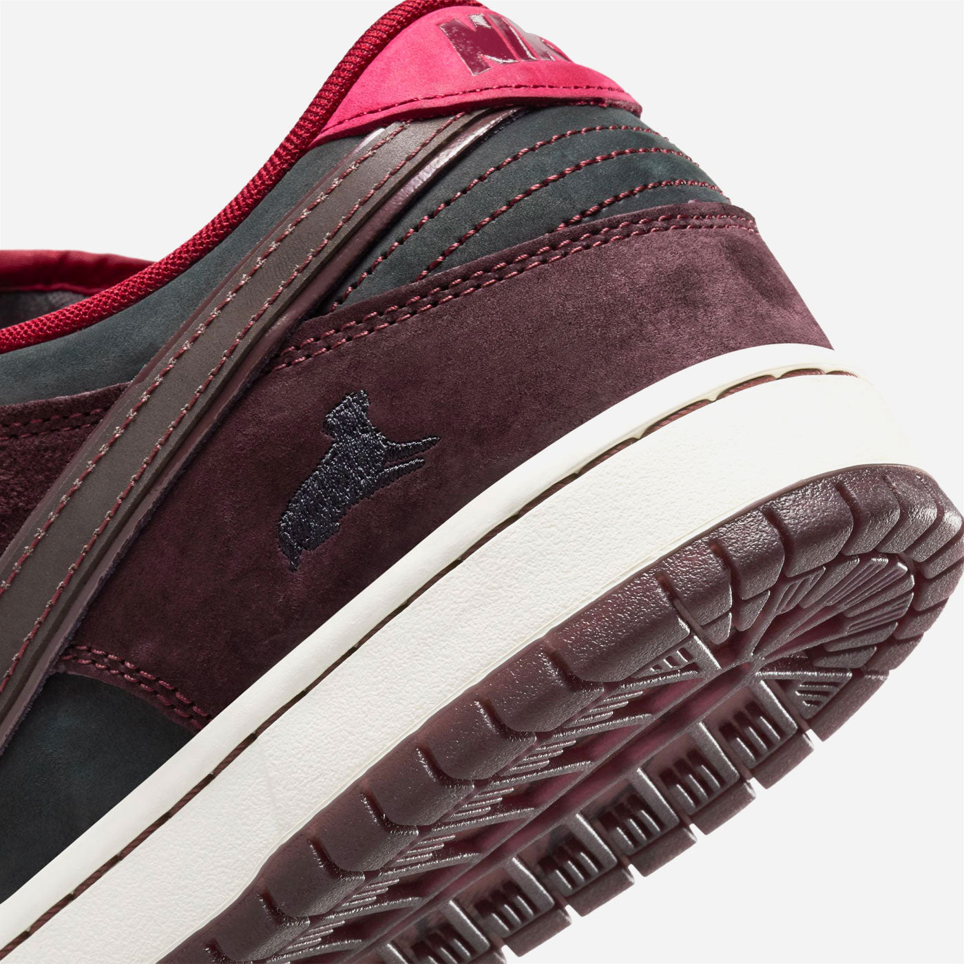 Nike SB - Dunk Low Premium Pro Quickstrike x Riot - Mahogany / Dark Beetroot Team Red Sail