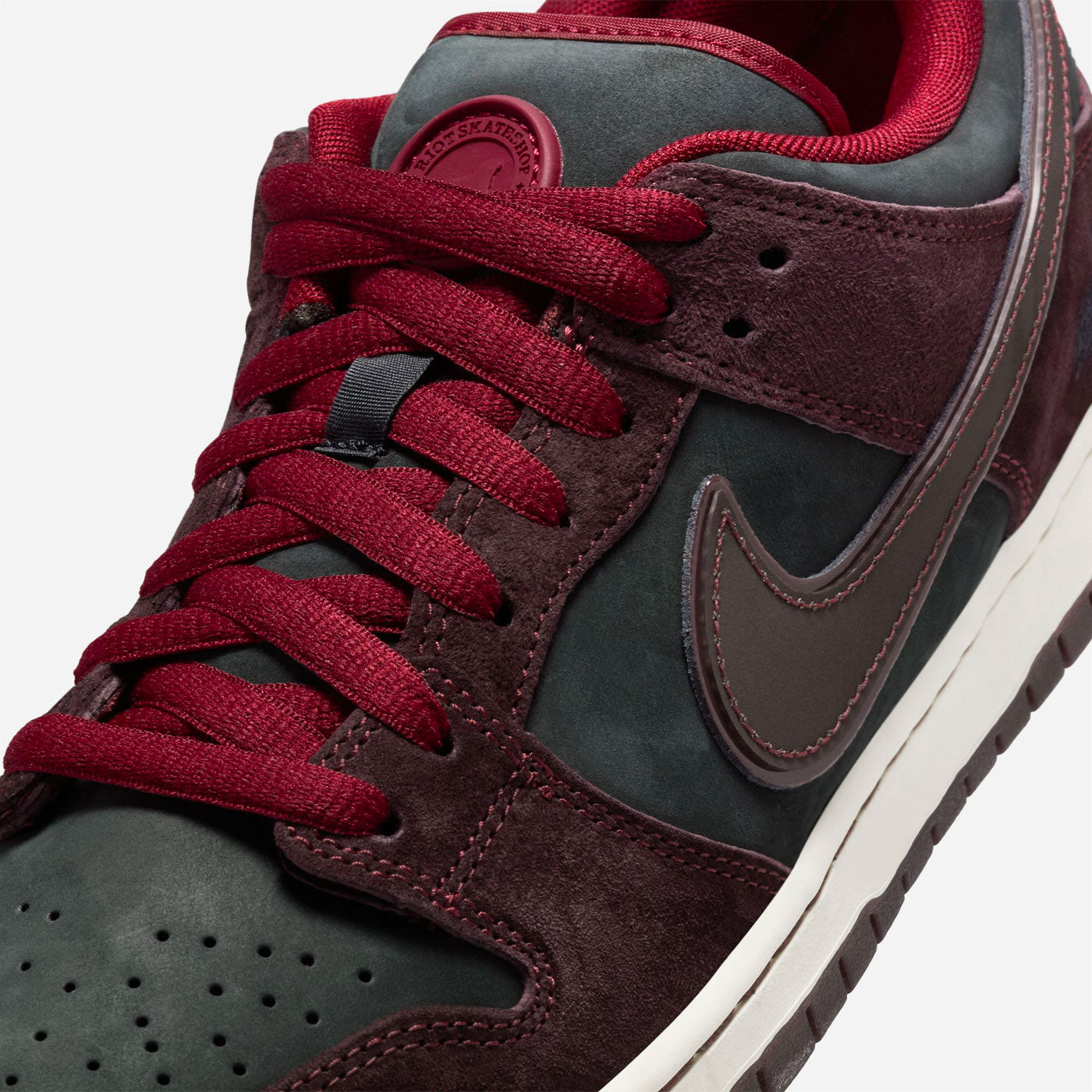 Nike SB - Dunk Low Premium Pro Quickstrike x Riot - Mahogany / Dark Beetroot Team Red Sail