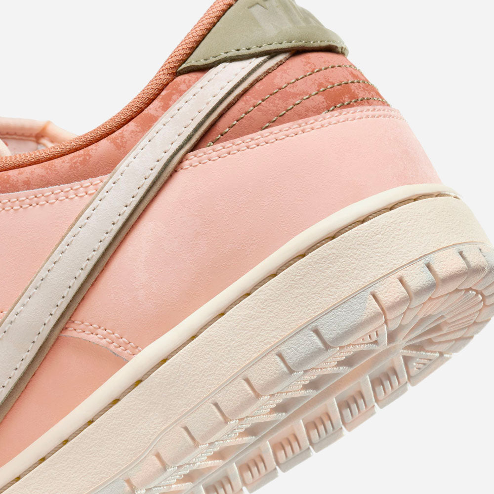 NIKE SB - DUNK LOW PRO PRM - Amber Brown Guava Ice Crimson Tint Hemp