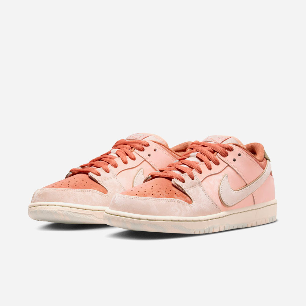 NIKE SB - DUNK LOW PRO PRM - Amber Brown Guava Ice Crimson Tint Hemp