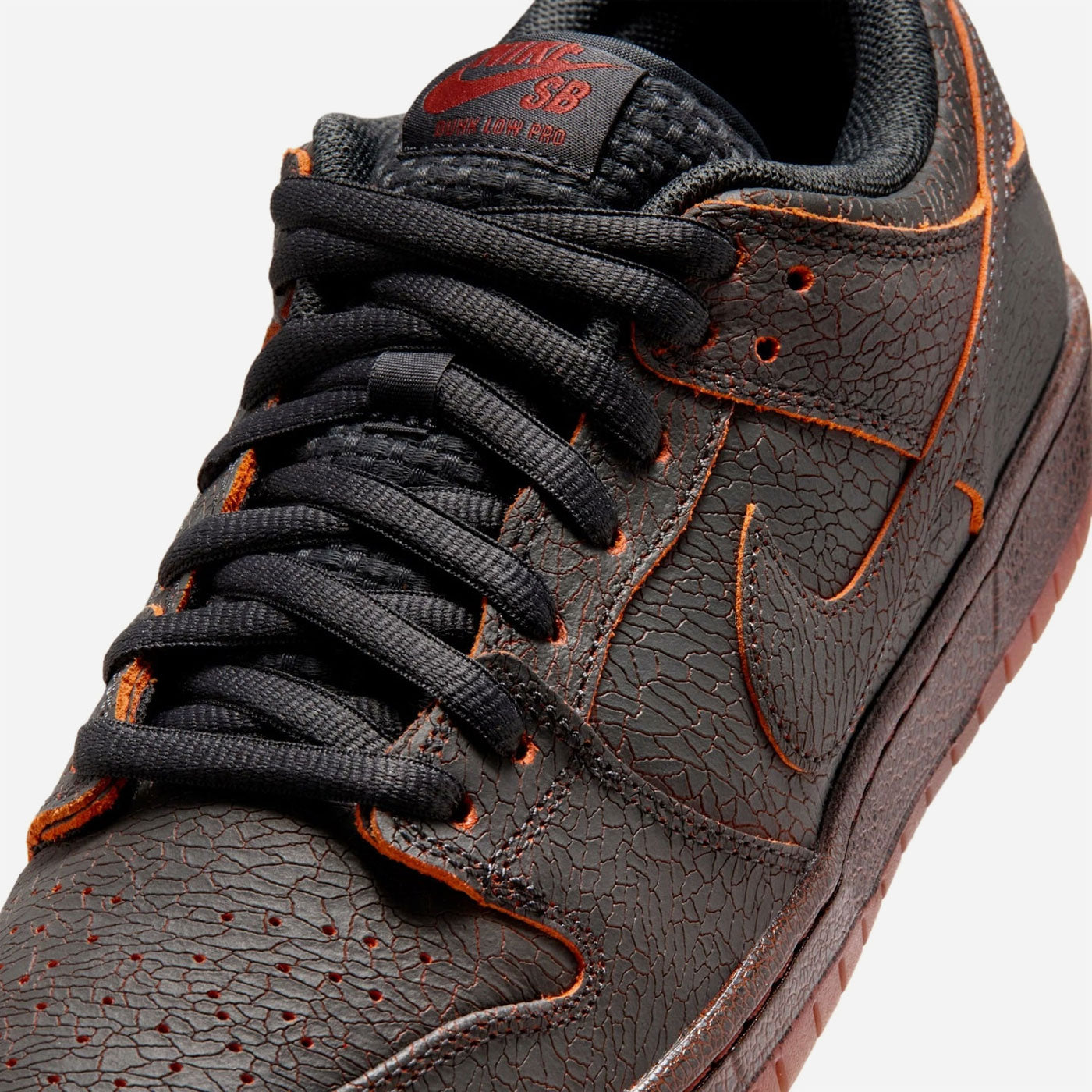 Détail cuir Nike SB Dunk Low Pro Premium Krampus