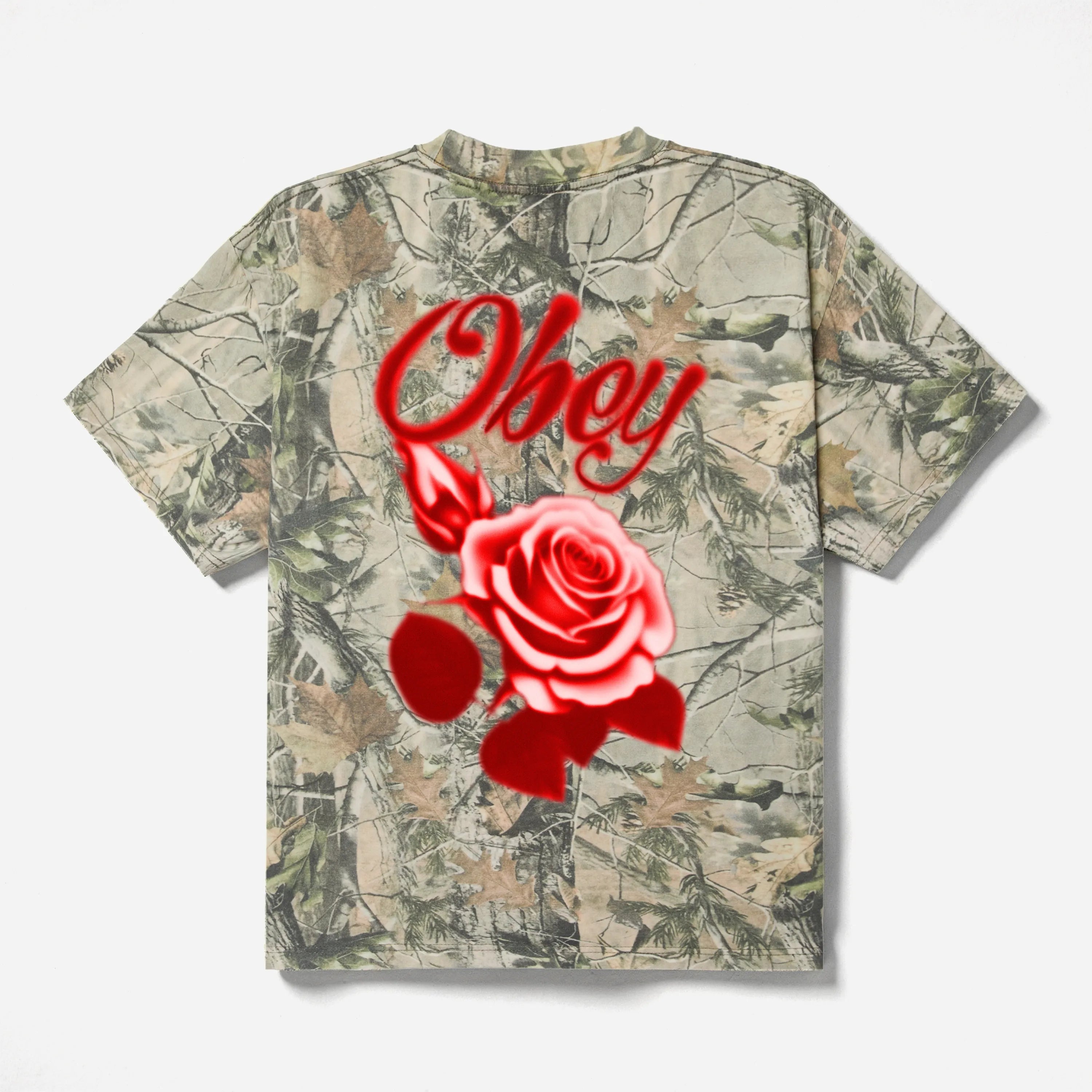 Dos du t-shirt Obey camouflage en coton lourd montrant la grande rose rouge peinte à l'aérographe et le logo Obey.