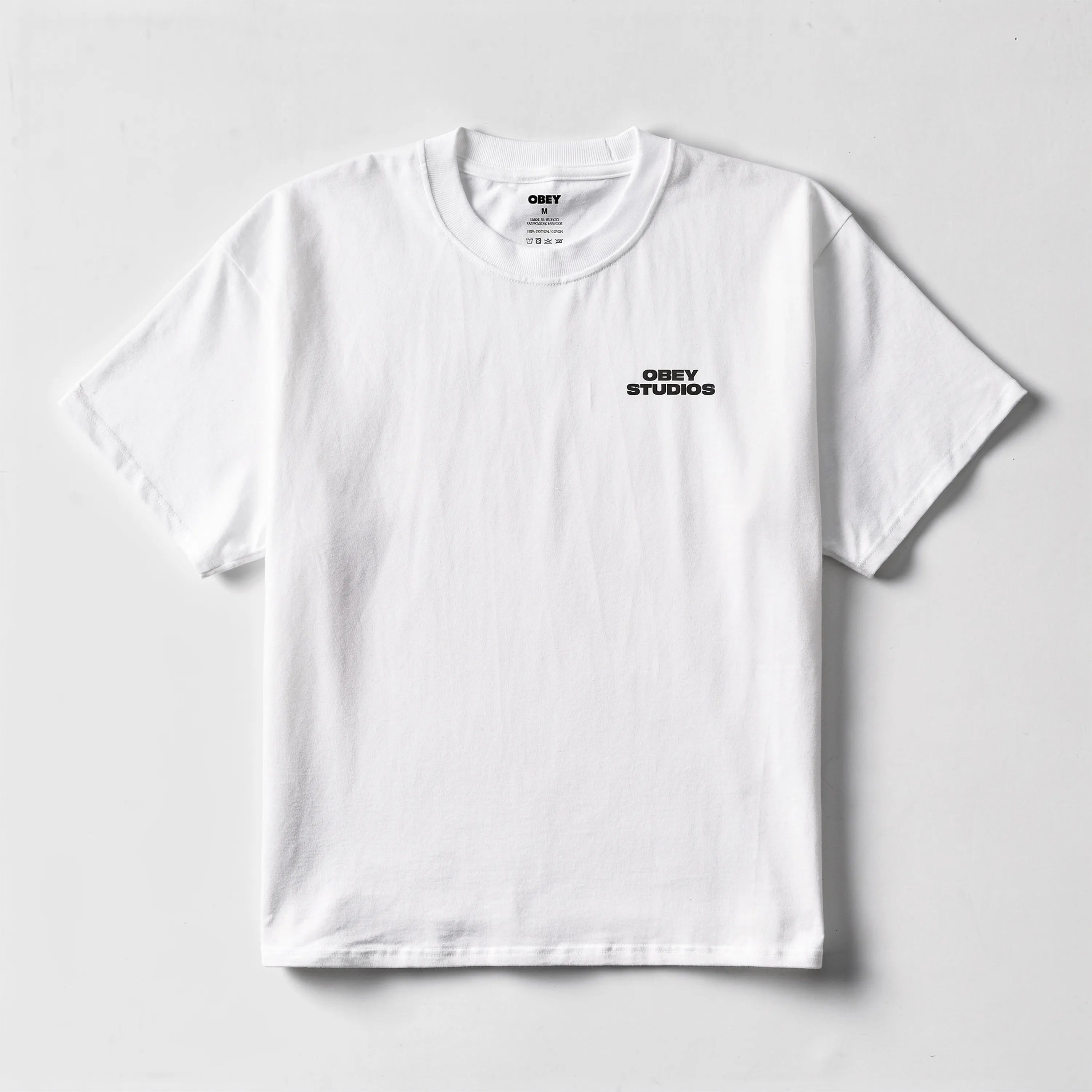 T-shirt manches courtes Obey Sky Face Tee blanc coupe boxy relax avec logo Obey Studios sur la poitrine.