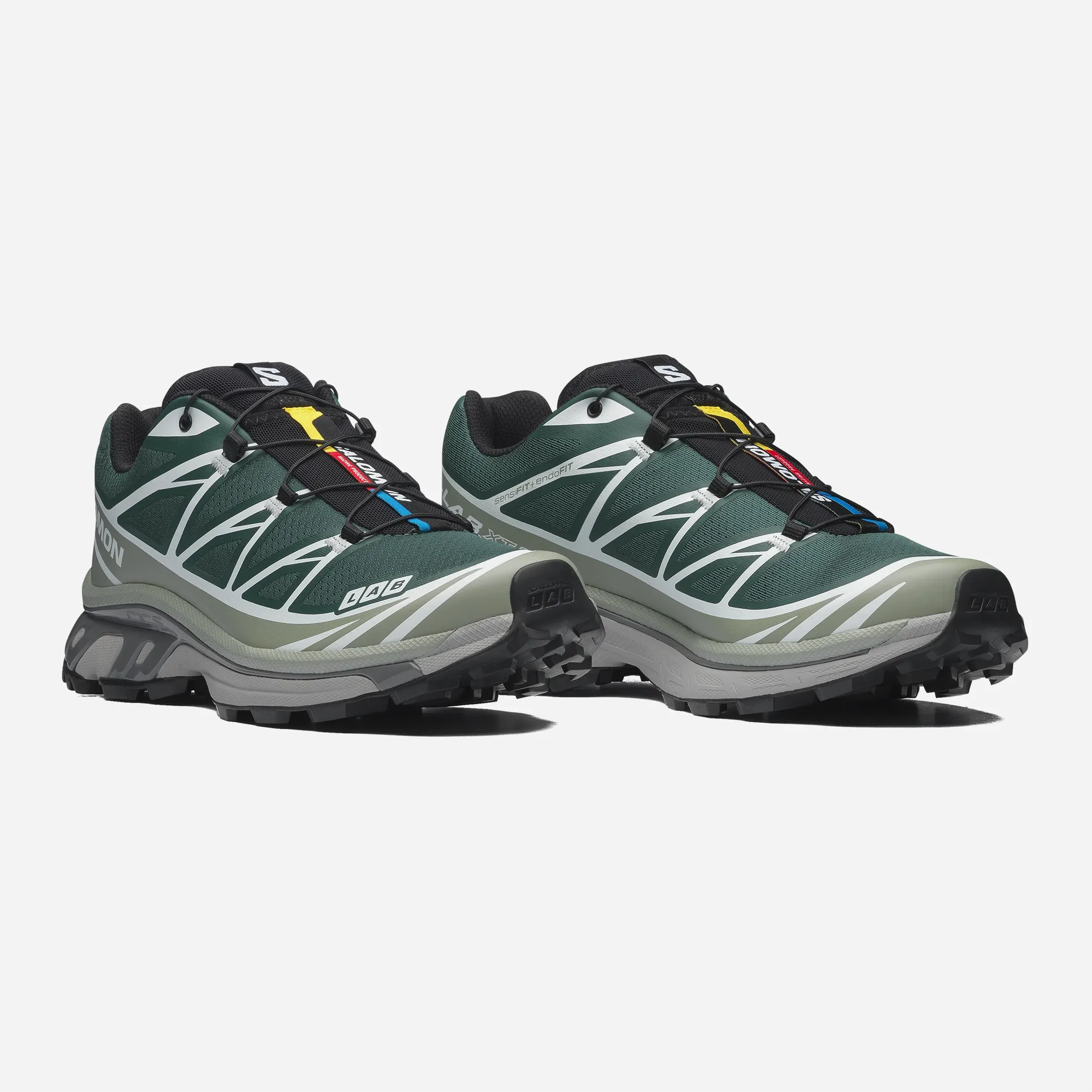 Sneakers Salomon XT-6 vert foncé et vert sauge avec détails techniques.
