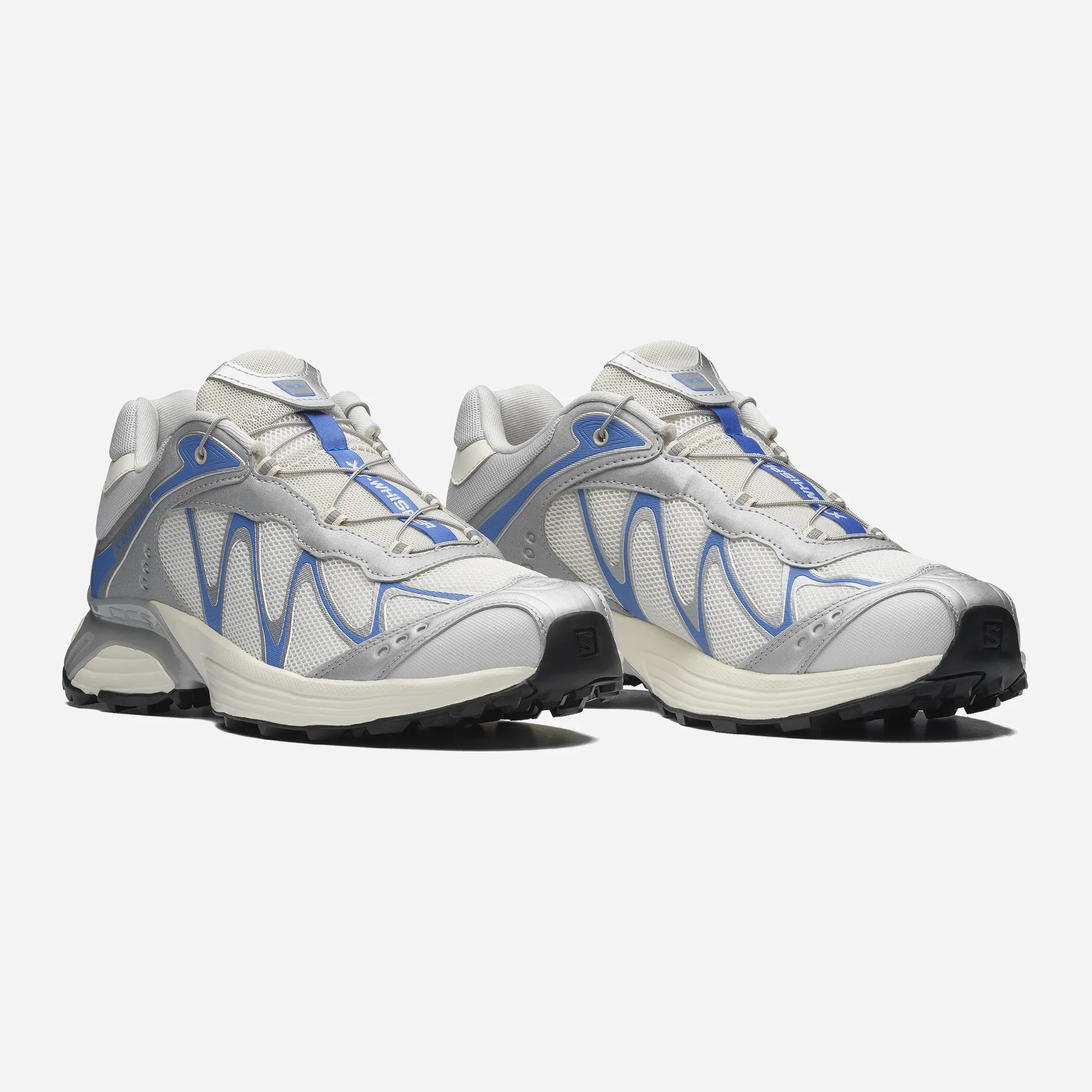 Sneakers Salomon XT-Whisper blanc crème et argent avec détails bleus.