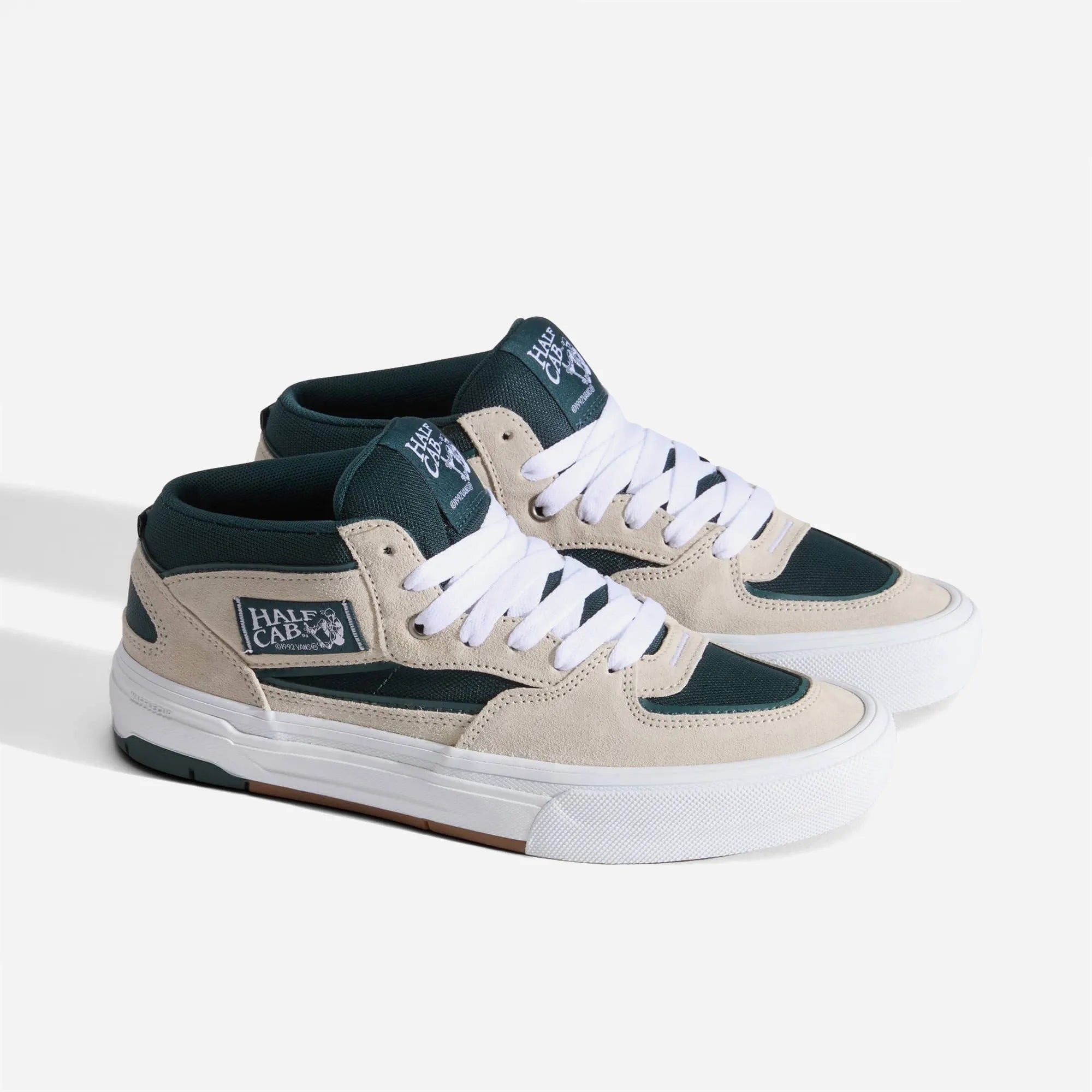 Chaussures de skate Vans Half Cab Wafflecup en daim beige oatmeal et bleu teal.