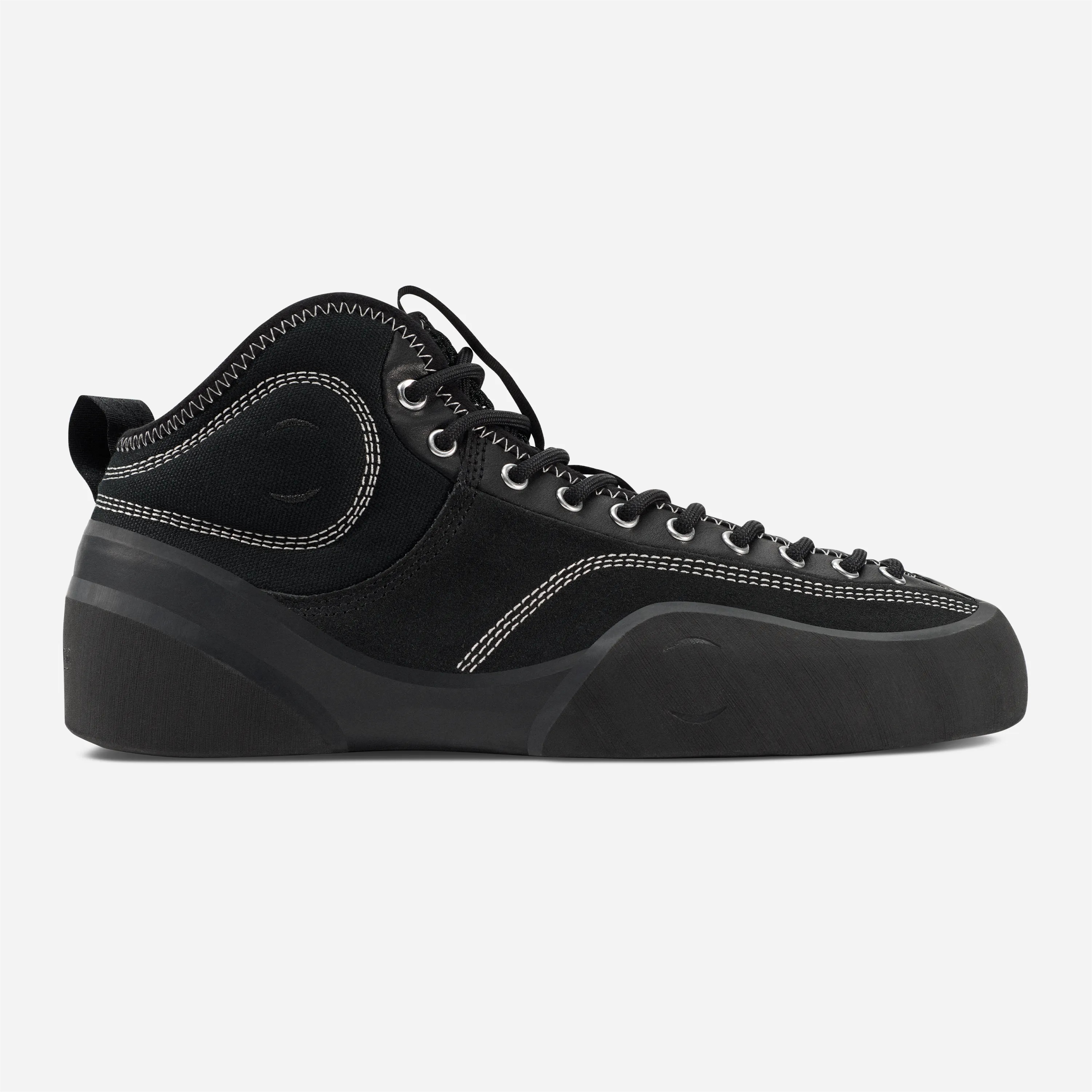 Chaussures de skate montantes hybrides Village PM 1PM MID noires avec surpiqûres contrastées et renforts en caoutchouc.