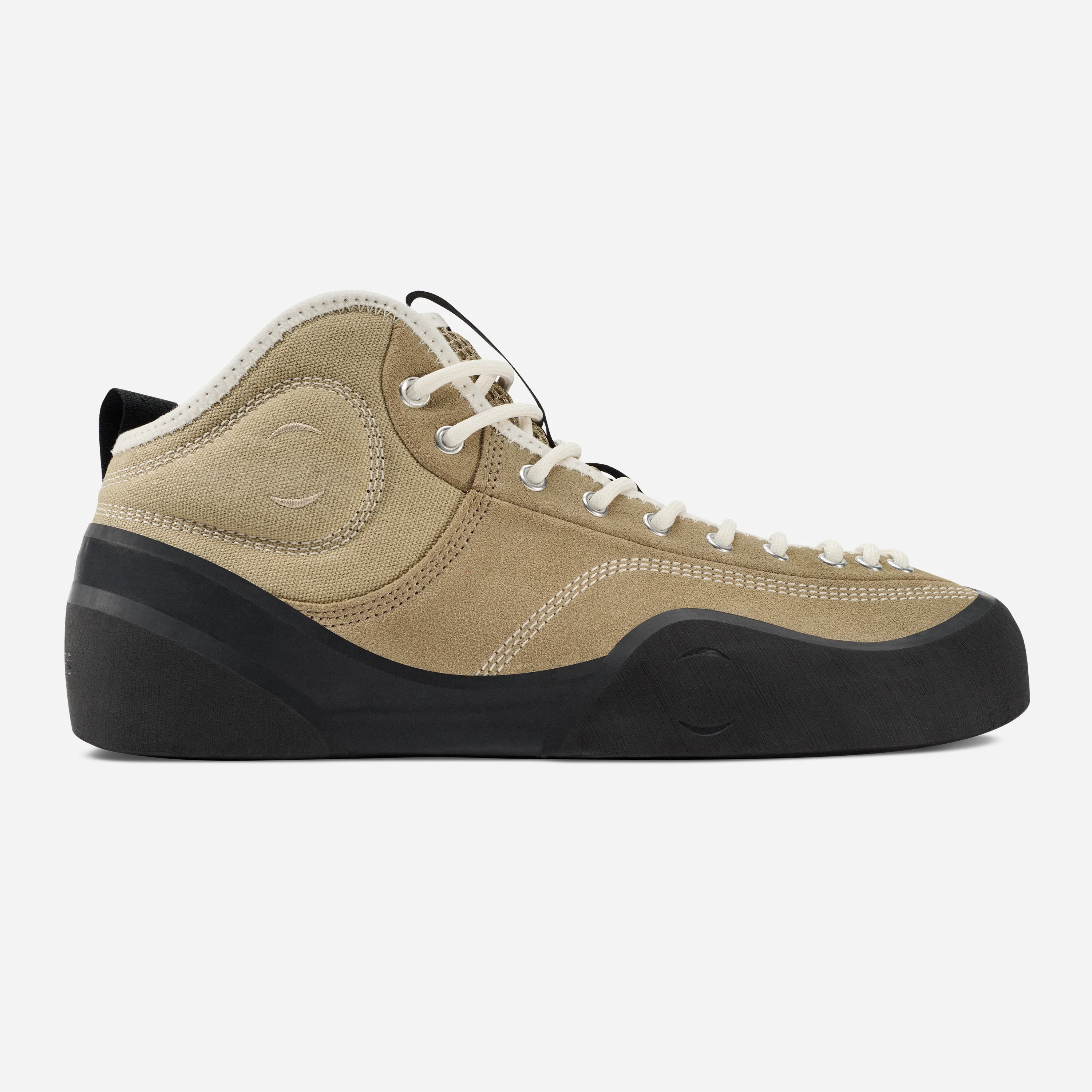 Chaussures de skate montantes hybrides Village PM 1PM MID Sand beiges avec renforts en caoutchouc noir.