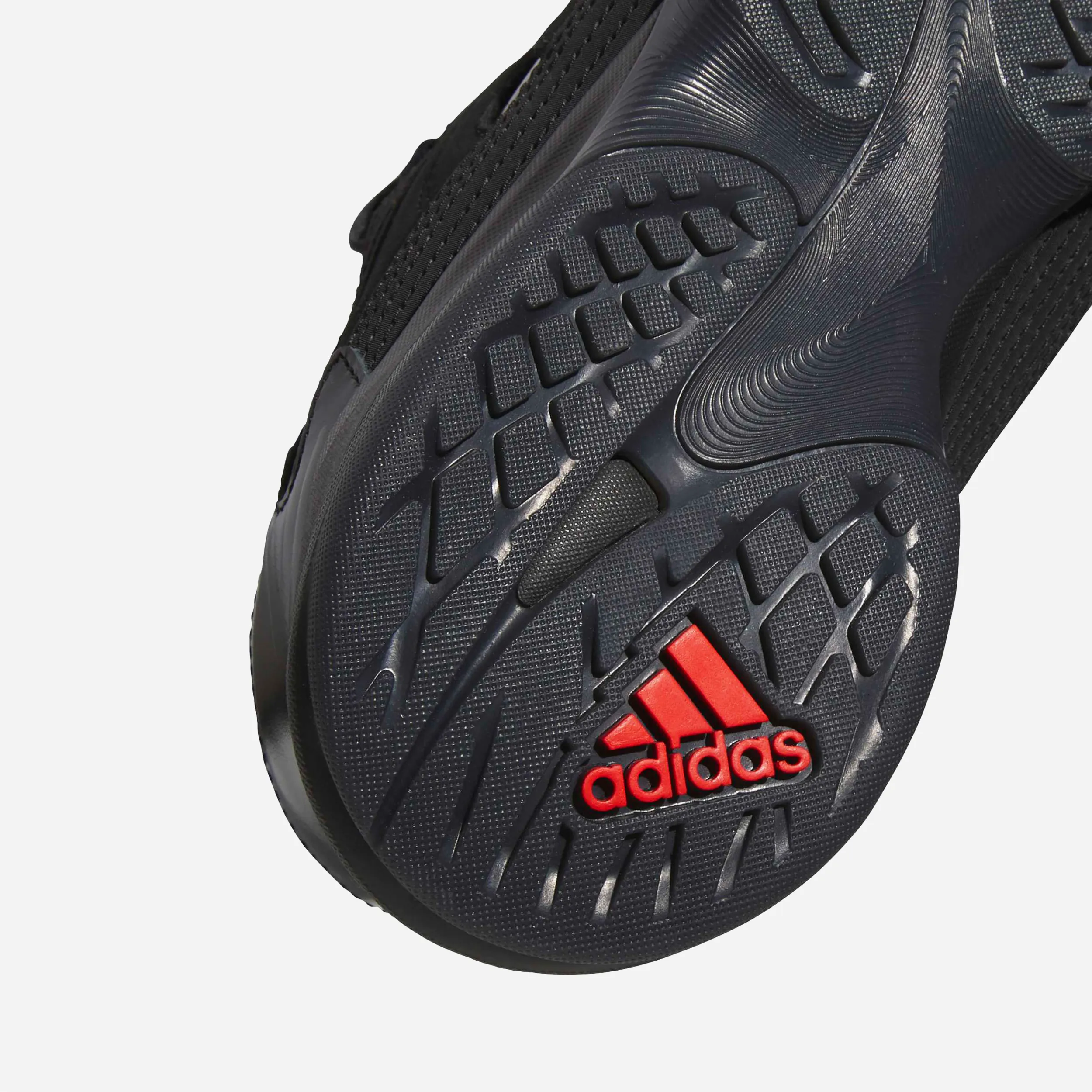 Sneaker street Adidas Predator Sala x Metalwood, coloris Core Black, détail logo Performance archive et semelle caoutchouc