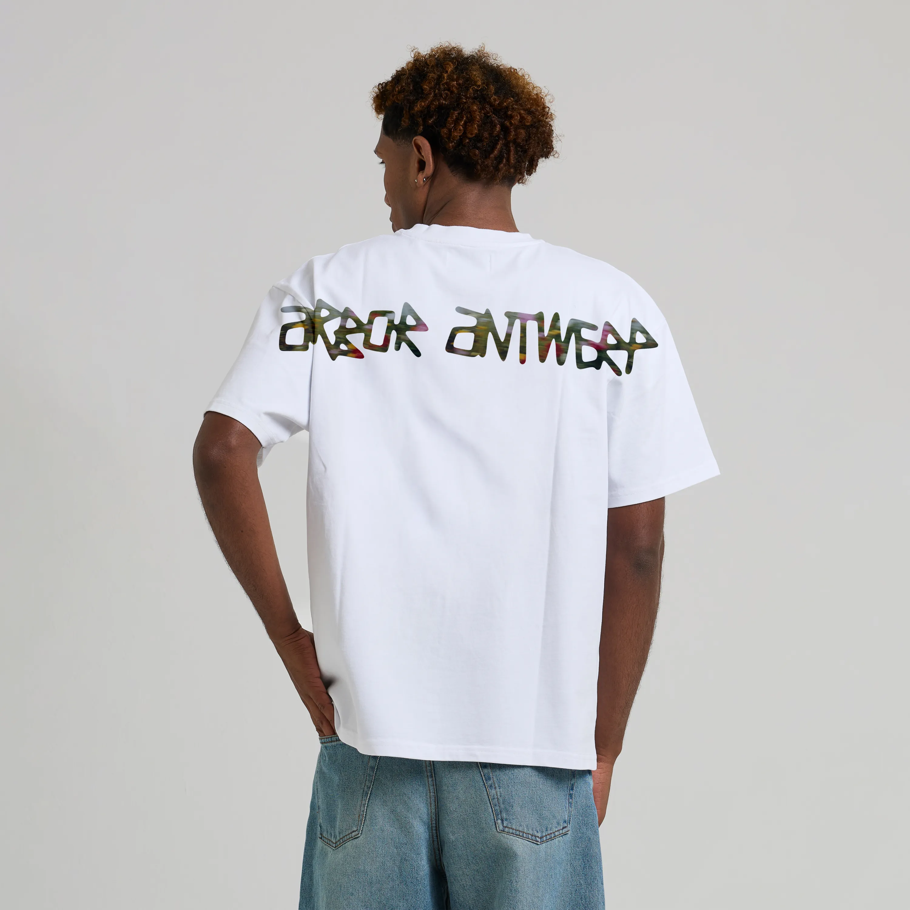 Vue portée du t-shirt oversize Arbor Antwerp Flower Motion blanc.