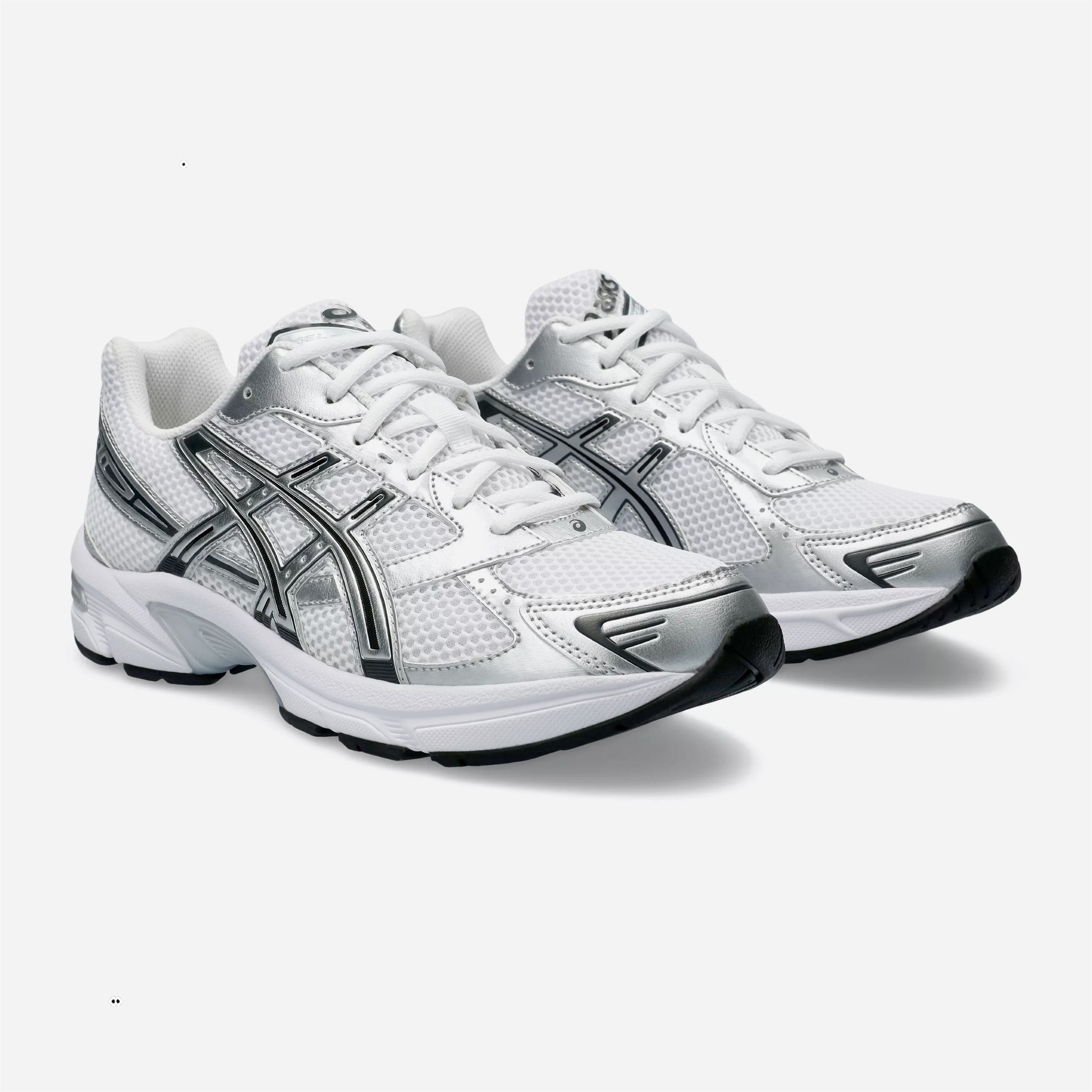 Gros plan sur le mesh blanc et les bandes ASICS argentées Pure Silver.