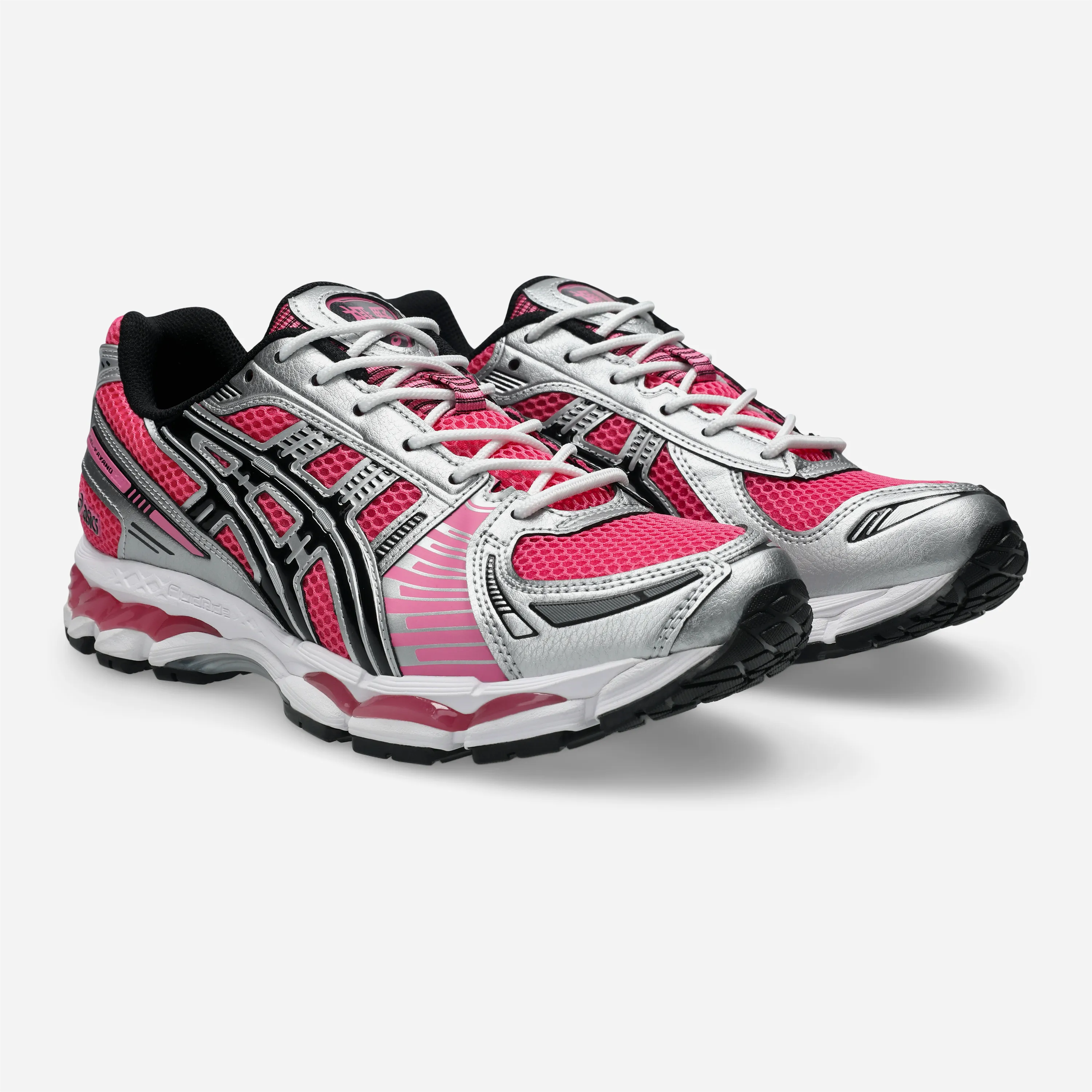 Sneakers premium ASICS Gel-Kayano 12.1 Dragon Fruit Black avec empiècements métalliques argentés et mesh rose.