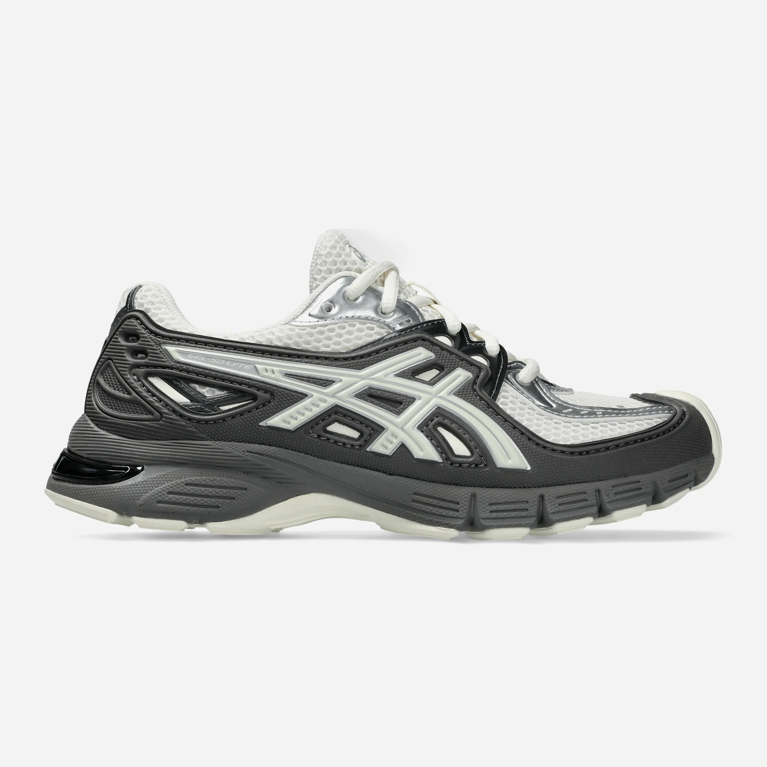 Sneakers premium ASICS Gel-Sd-Lyte Cream Carbon vue de profil avec détails argentés métalliques.