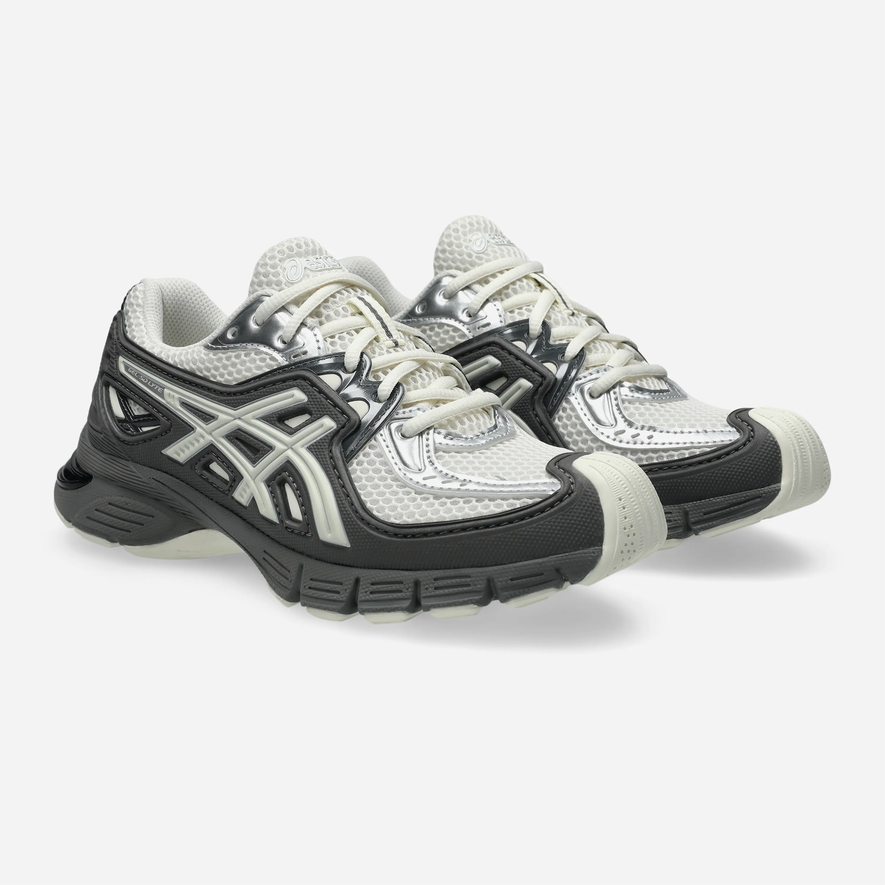 Chaussure ASICS Gel-Sd-Lyte grise et crème de face montrant l'empeigne moulée protectrice et le mesh.