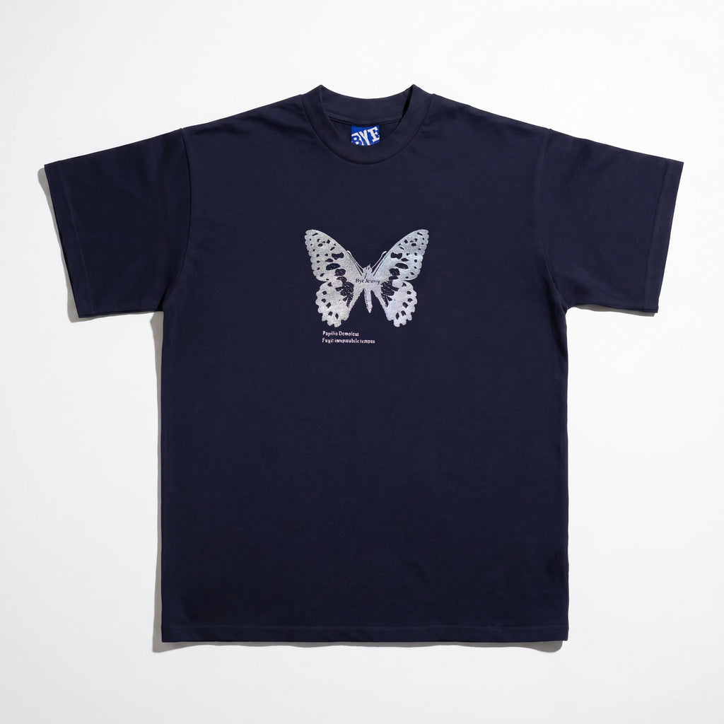 Bye Jeremy 蝶プリント Tシャツ Bye Jeremy Butterfly Tee Navy | Premium Graphic Streetwear Shirt