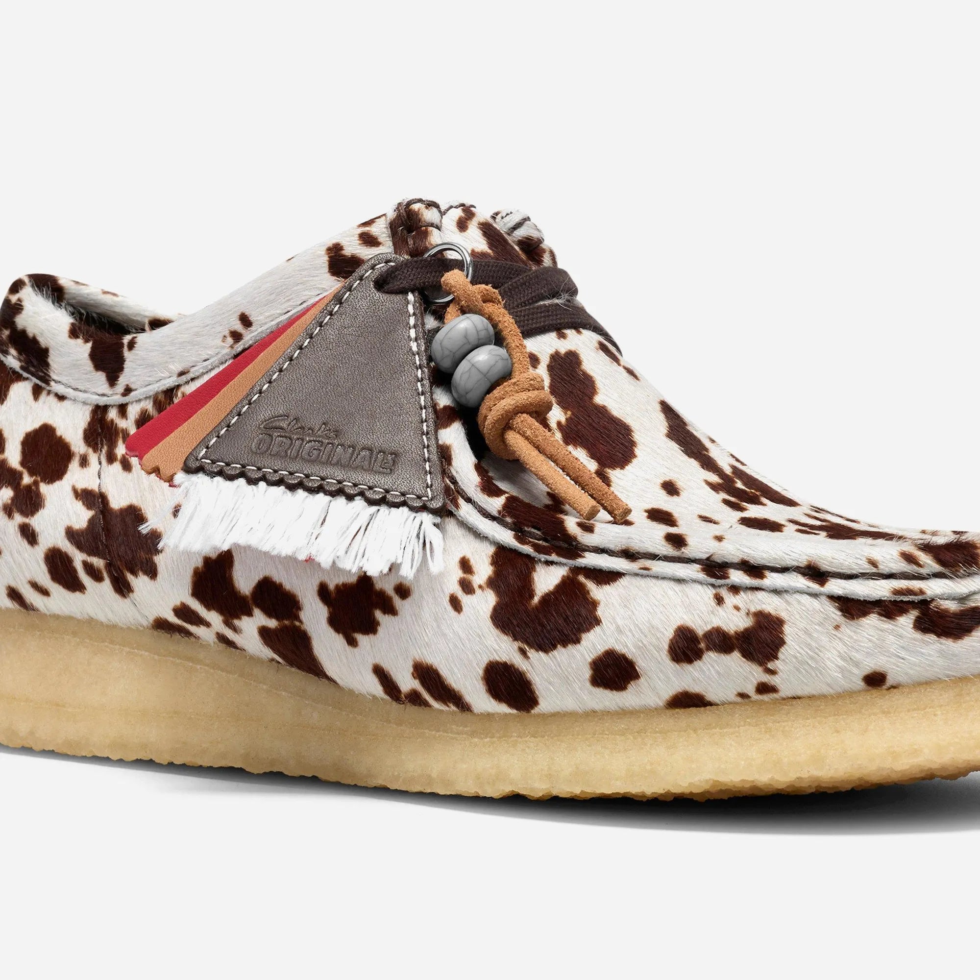 Détail pull-tab cuir tricolore et perles howlite sur Wallabee édition limitée Clarks x Blanche Yu