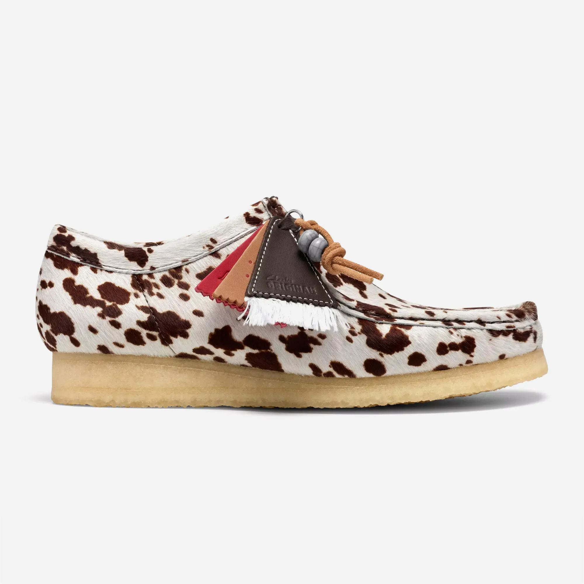 Wallabee Clarks Originals x Blanche Yu motif brown cow print, vue profil, semelle crêpe