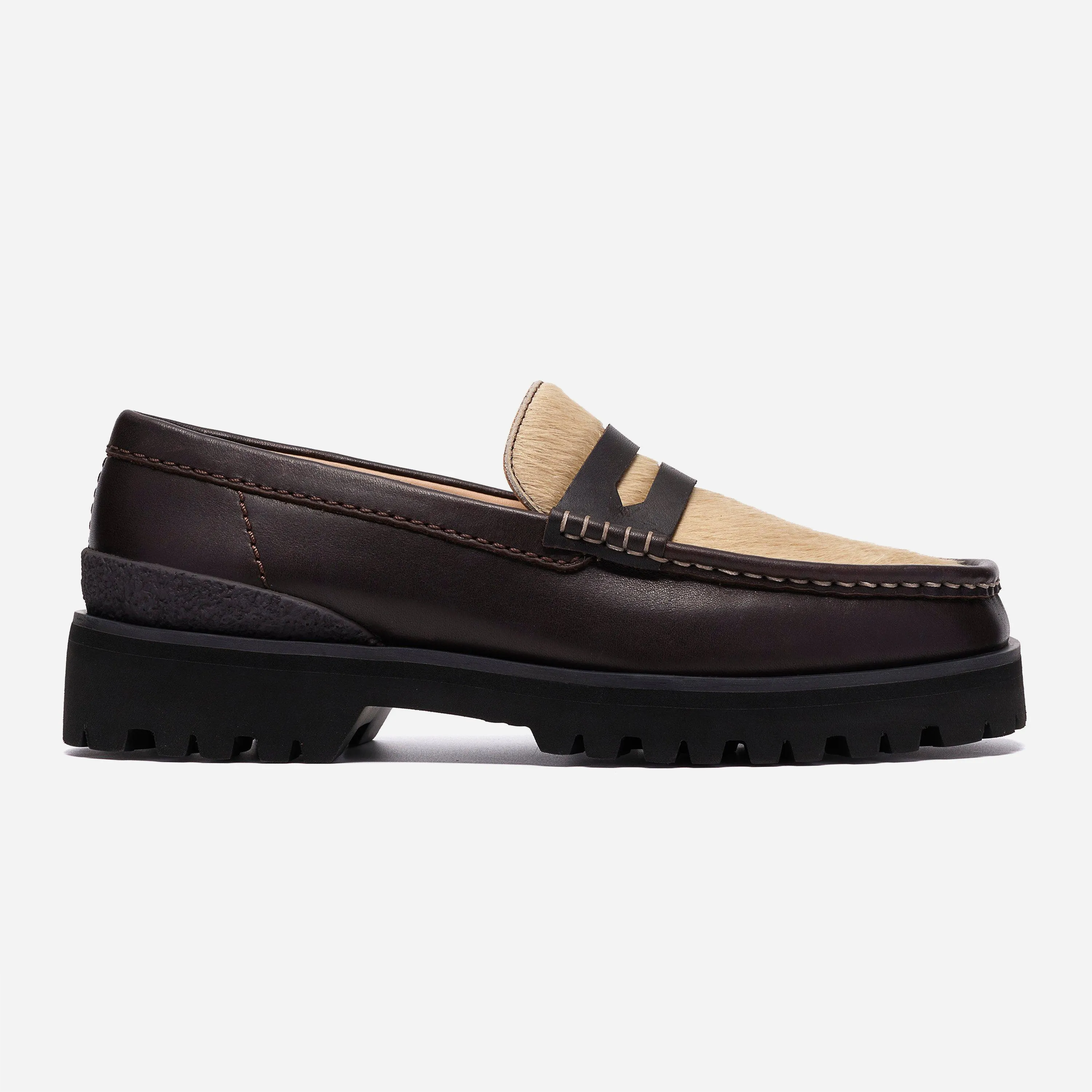 Profil extérieur du mocassin Clarks Originals Penny Loafer montrant le cuir marron foncé, le plateau en poils blonds et la grosse semelle crantée.