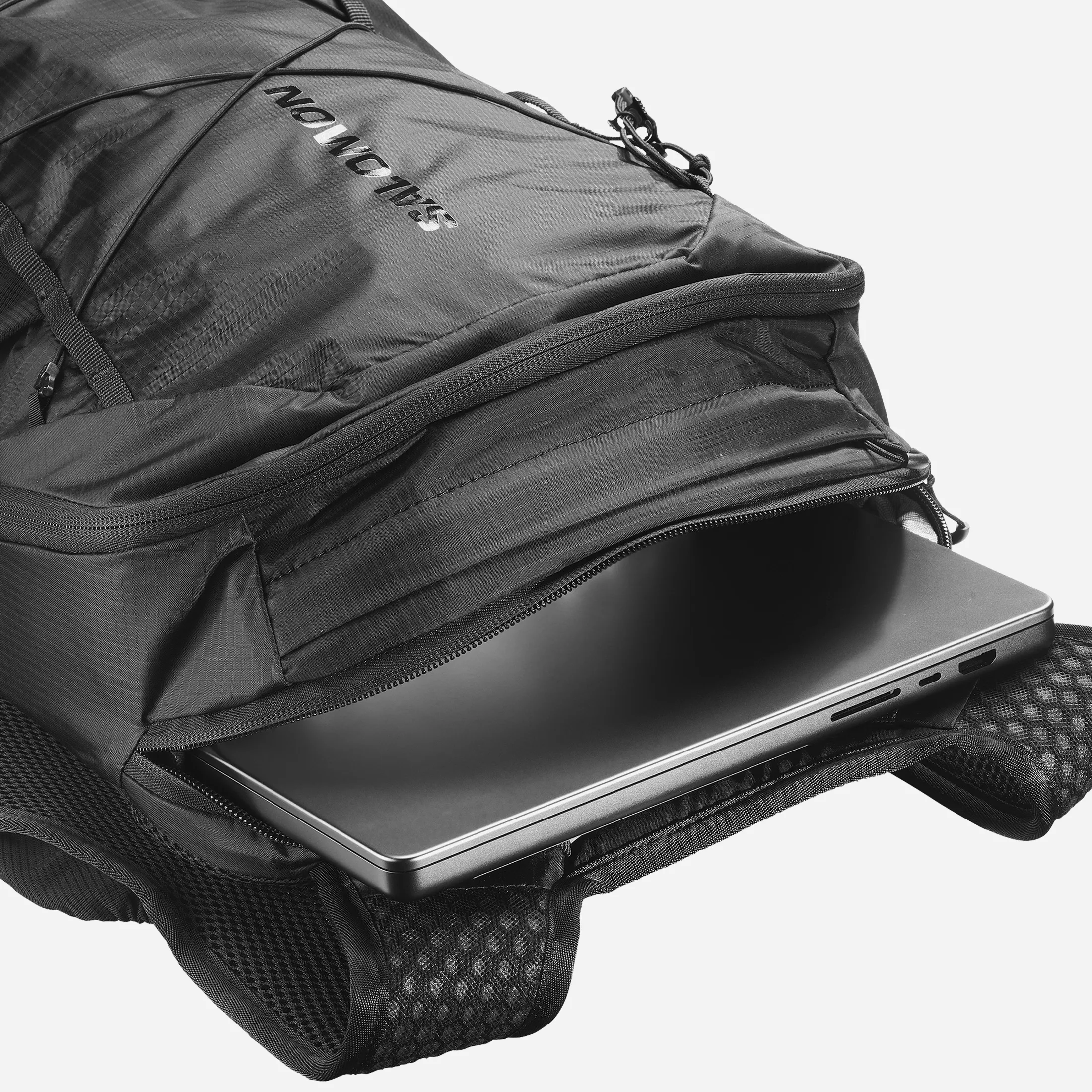 Vue du compartiment laptop 17 pouces ouvert sur sac Salomon noir.