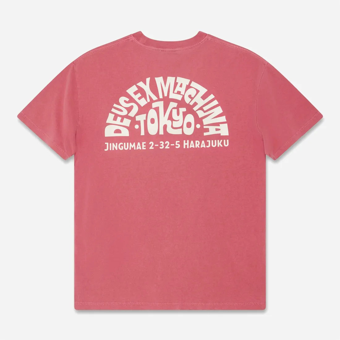 Vue de dos du t-shirt Deus montrant l'impression de l'adresse du magasin de Tokyo Harajuku en lettres blanches.