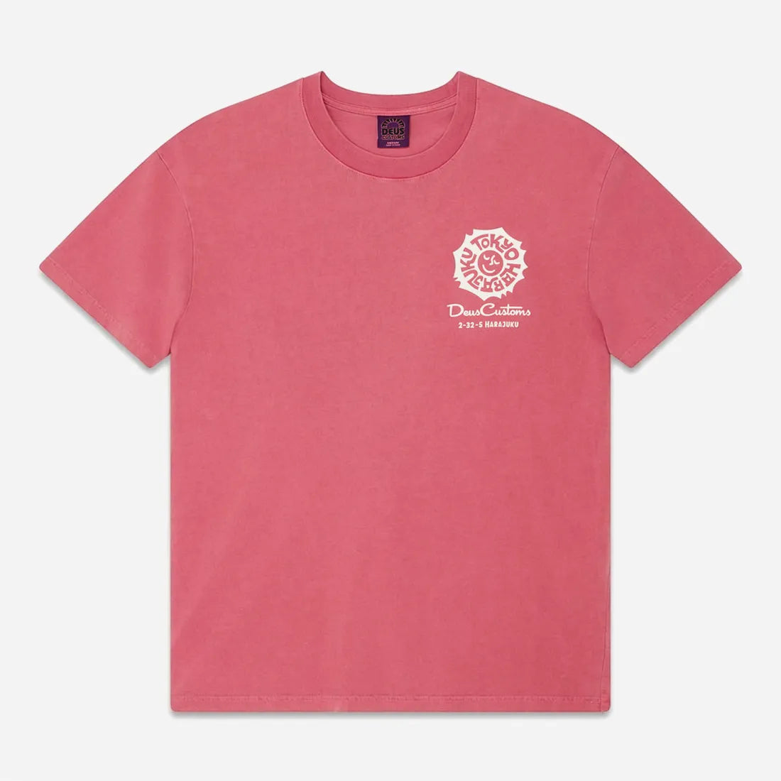 Vue de face du t-shirt Deus Ex Machina Tokyo Address en coton délavé melon red avec petit logo poitrine.